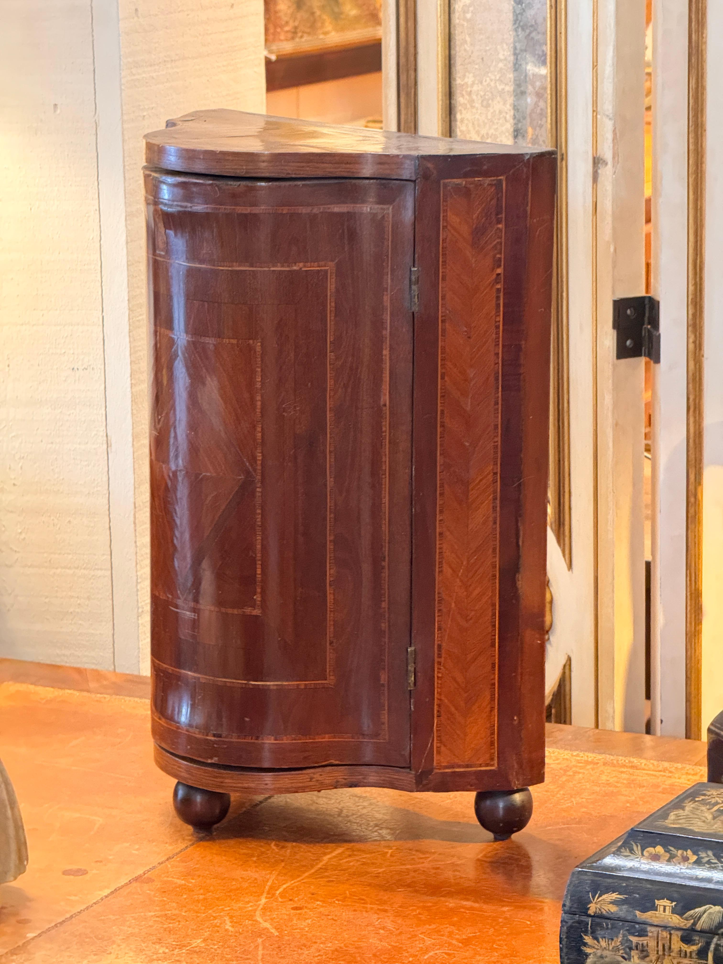Late 18th–Early 19th Century Italian Miniature Inlaid Cabinet In condizioni buone in vendita a Charlottesville, VA