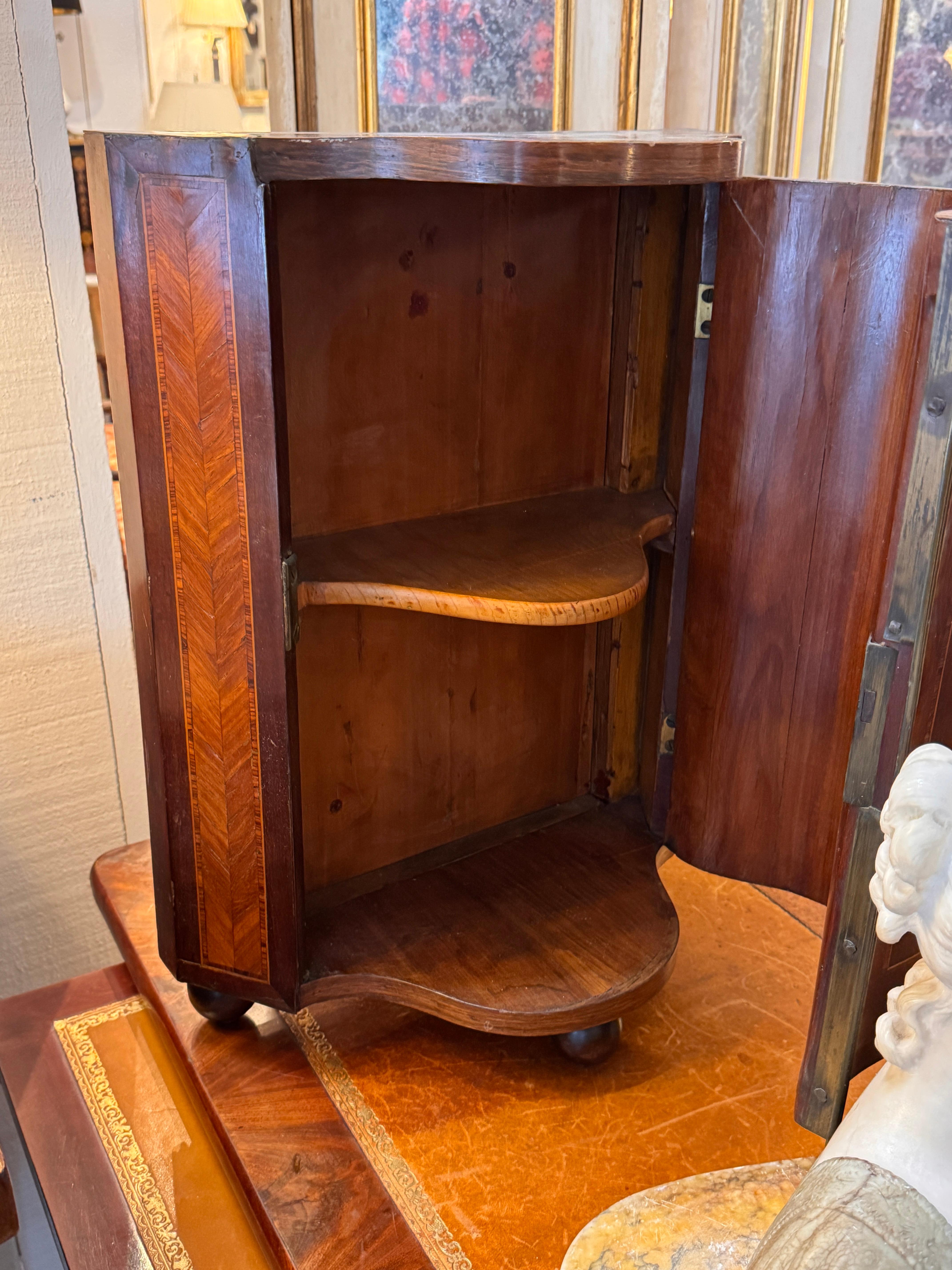 Late 18th–Early 19th Century Italian Miniature Inlaid Cabinet in vendita 2