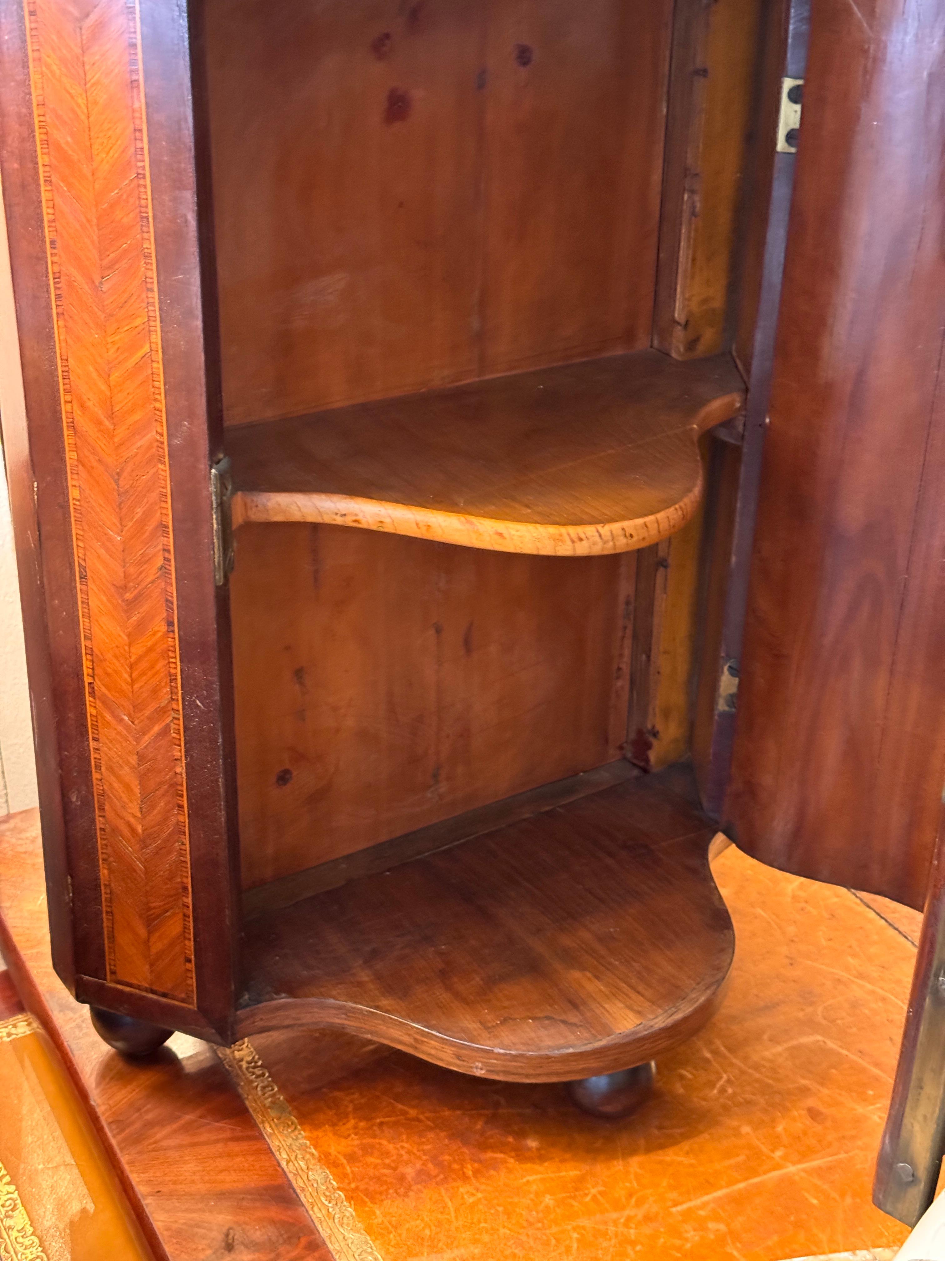 Late 18th–Early 19th Century Italian Miniature Inlaid Cabinet in vendita 3