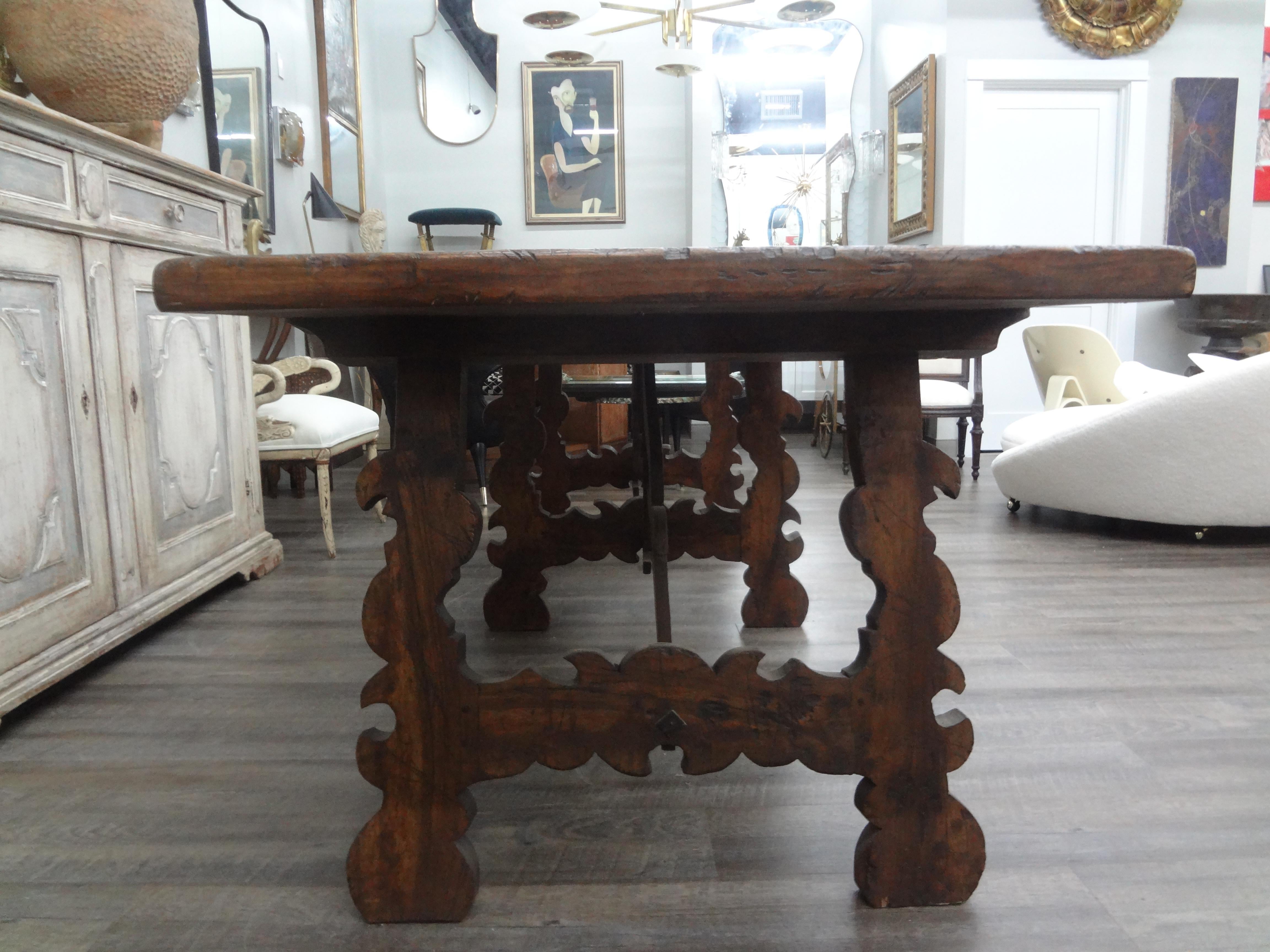 Late 18th-Early 19th Century Italian Walnut Dining Table For Sale 7