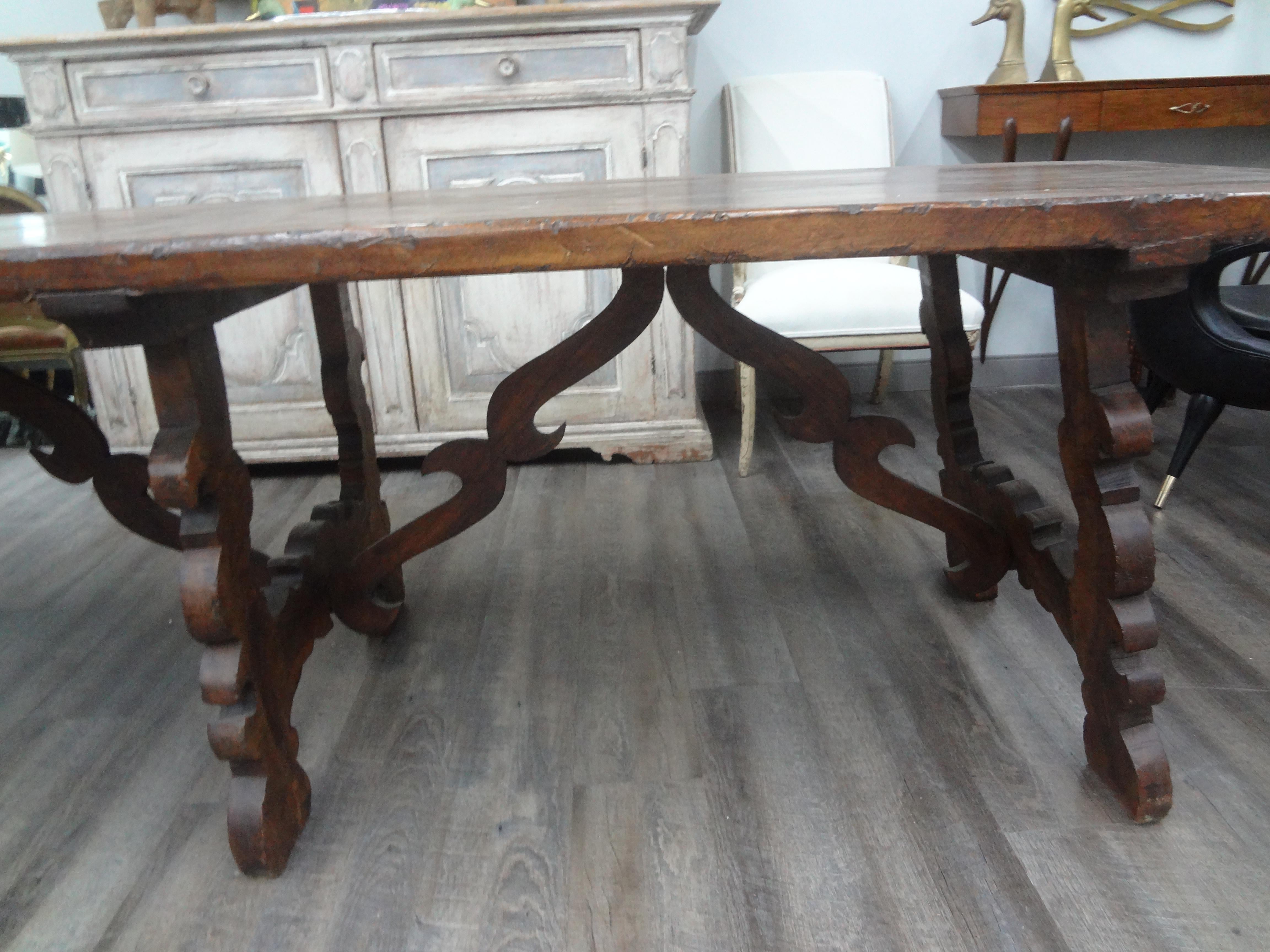 Late 18th-Early 19th Century Italian Walnut Dining Table In Good Condition For Sale In Houston, TX