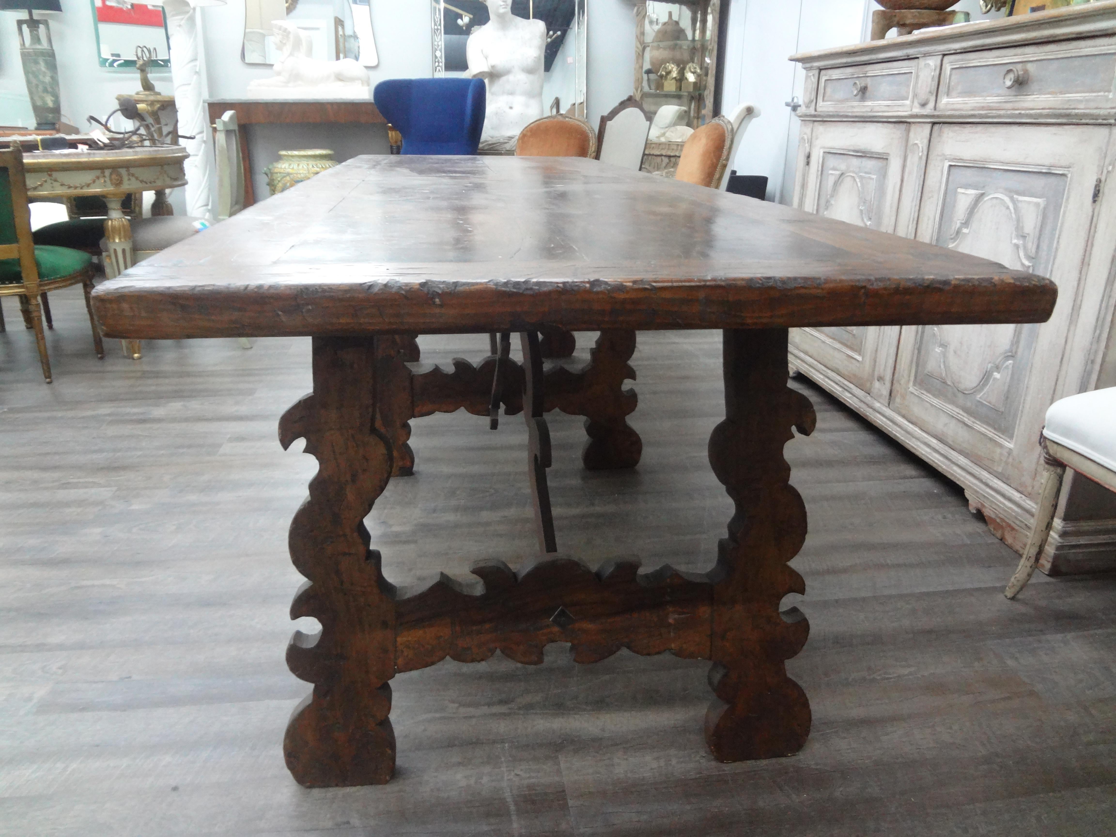 Late 18th-Early 19th Century Italian Walnut Dining Table For Sale 1