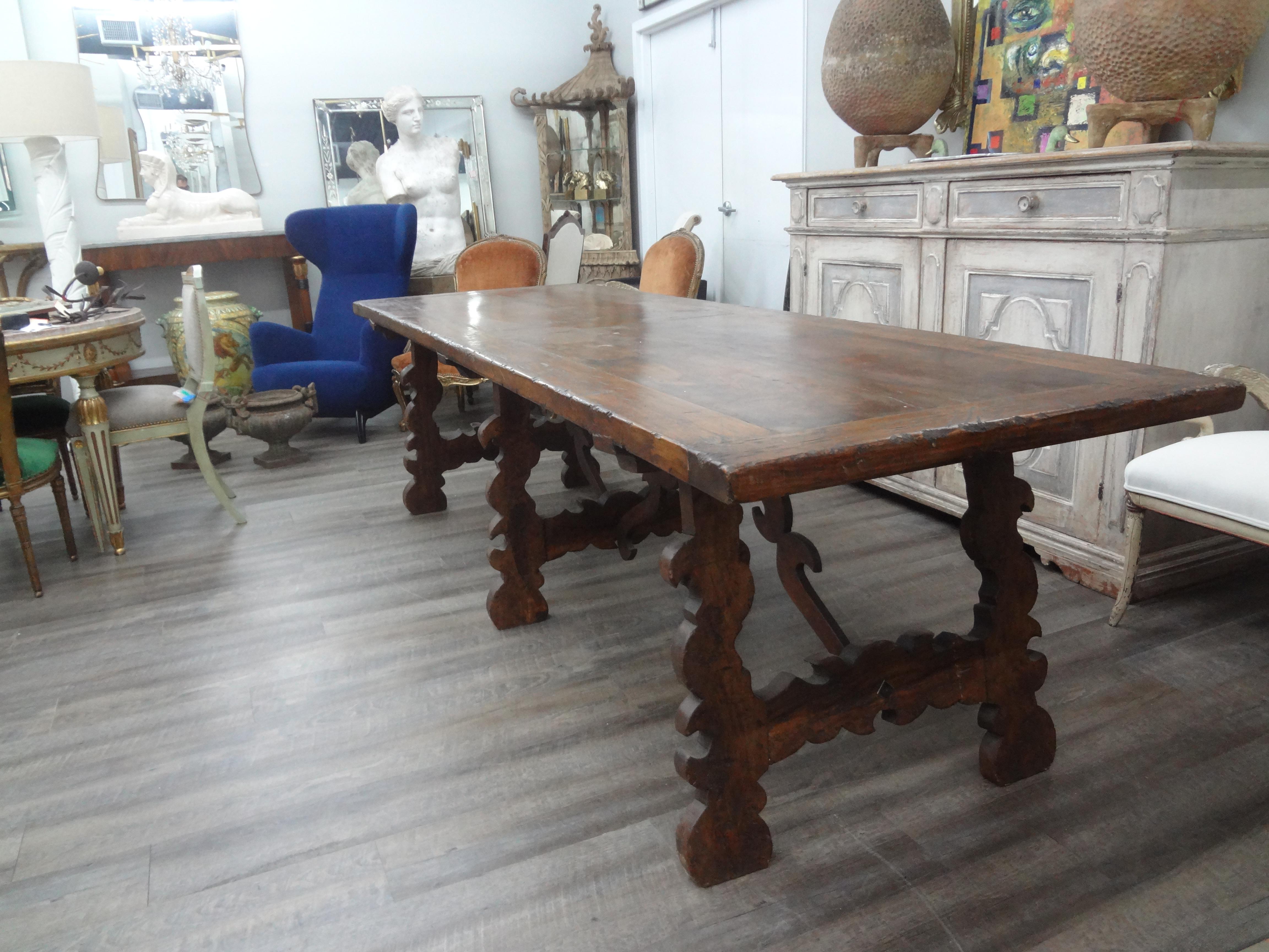 Late 18th-Early 19th Century Italian Walnut Dining Table For Sale 2
