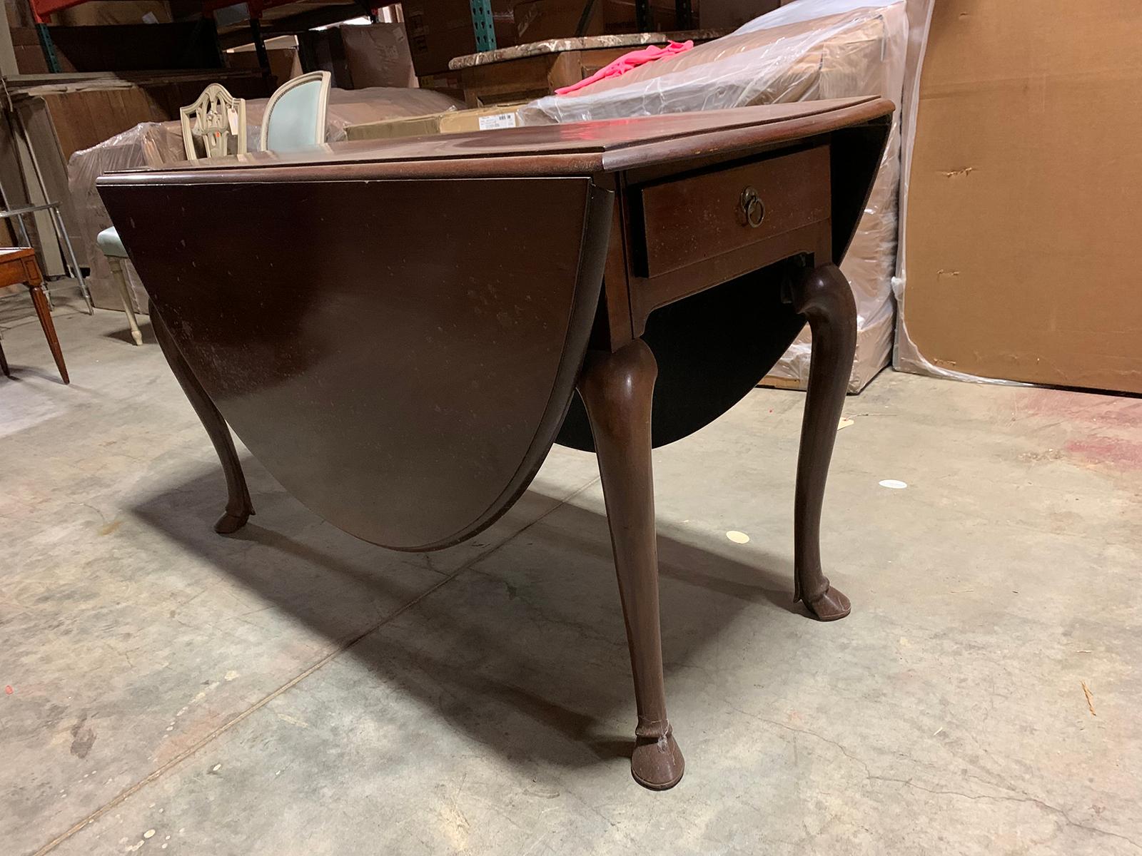 Late 18th-Early 19th Century Mahogany Drop Leaf Table In Good Condition For Sale In Atlanta, GA