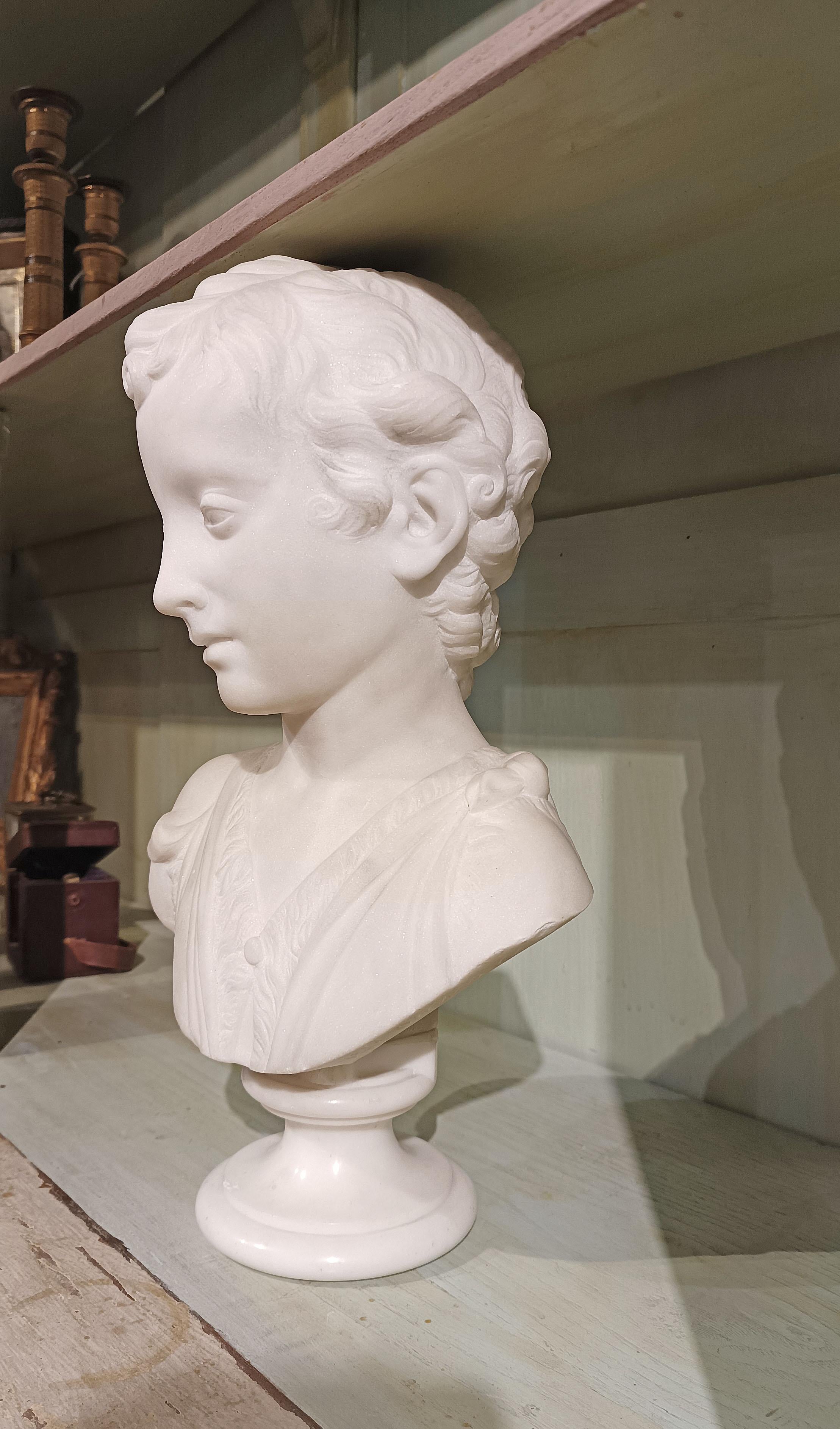 Busto de mármol de un joven cartero de finales del siglo xviii-principios del xix en venta 3