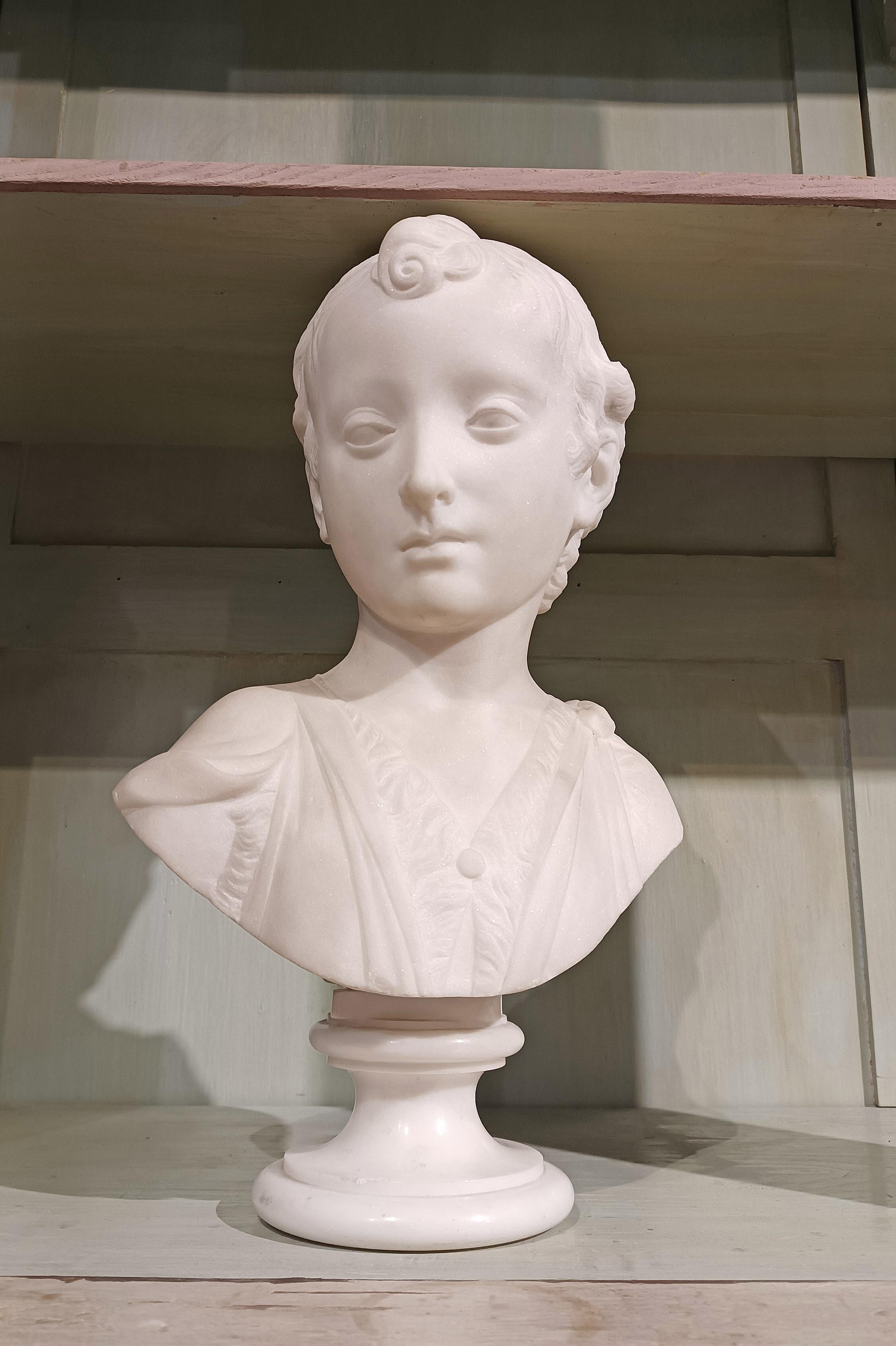 Busto de mármol de un joven cartero de finales del siglo xviii-principios del xix en venta 5