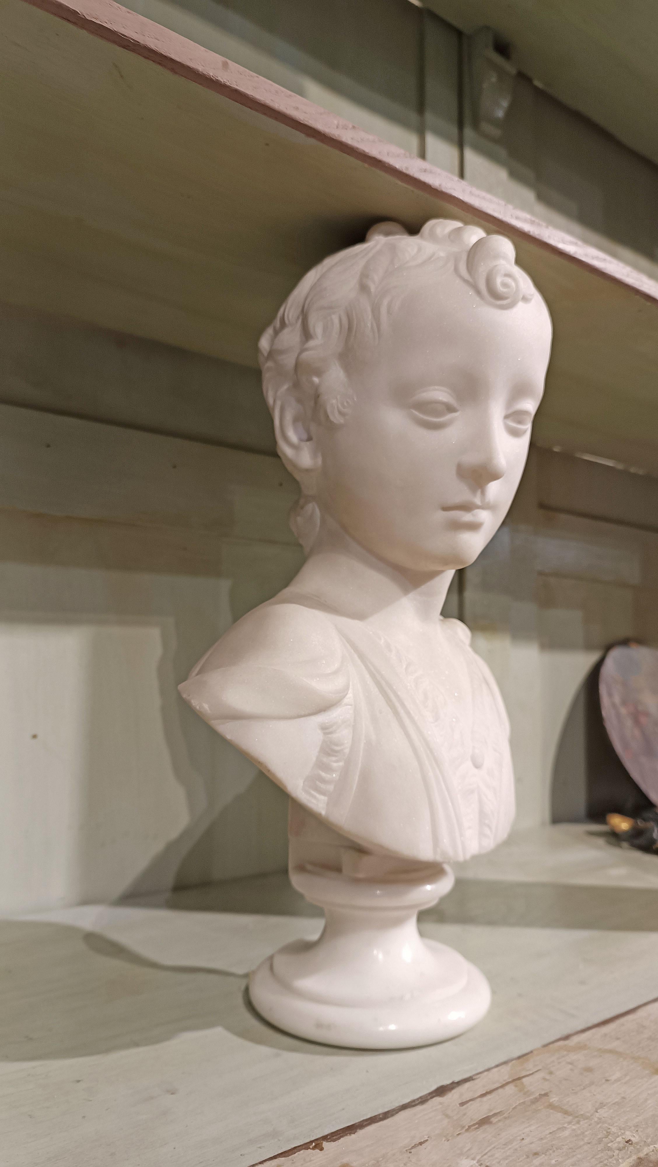Busto de mármol de un joven cartero de finales del siglo xviii-principios del xix en venta 6