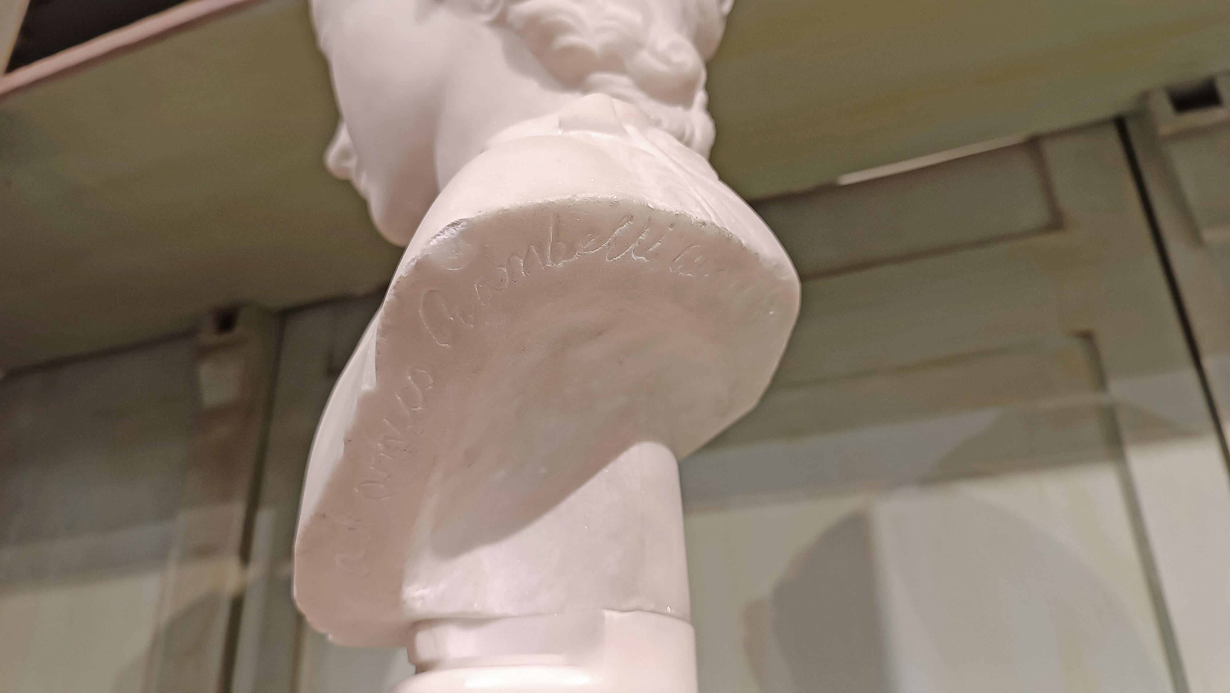 Busto de mármol de un joven cartero de finales del siglo xviii-principios del xix en venta 7