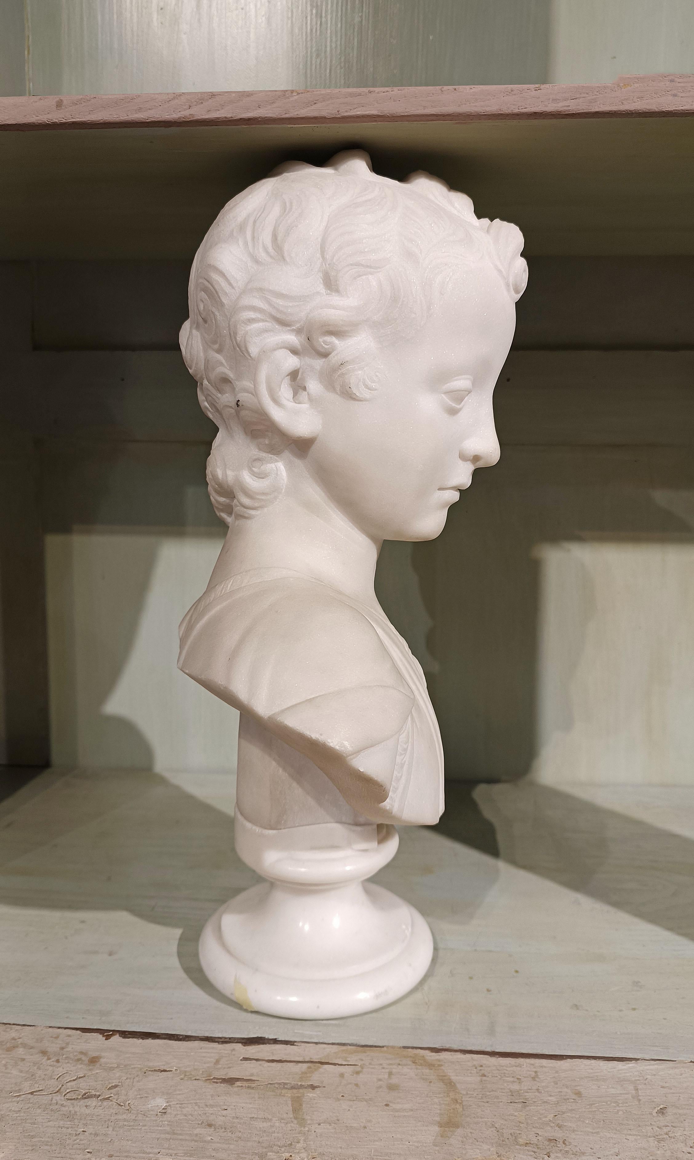 Busto de mármol de un joven cartero de finales del siglo xviii-principios del xix Directorio en venta