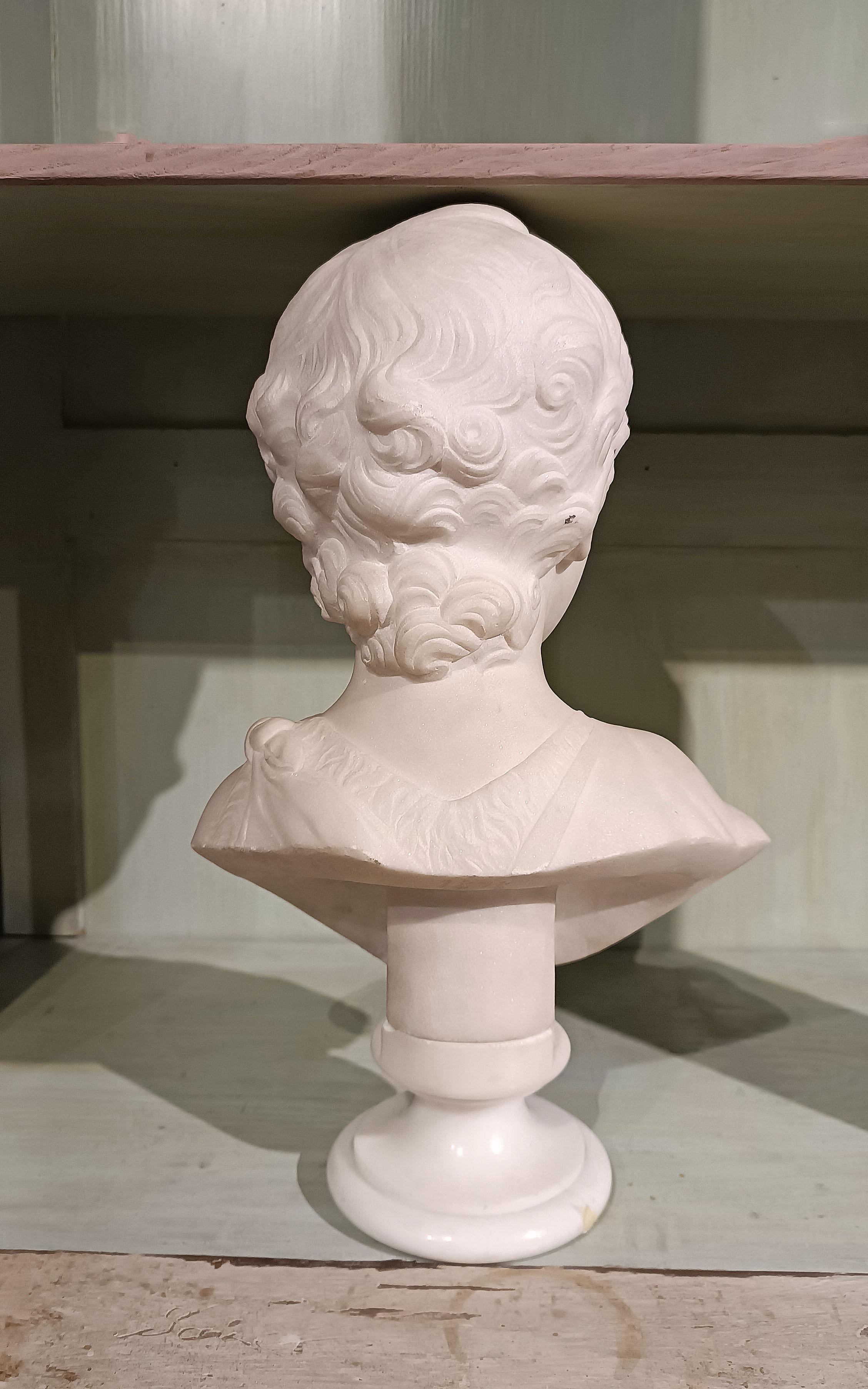 Busto de mármol de un joven cartero de finales del siglo xviii-principios del xix Italian en venta