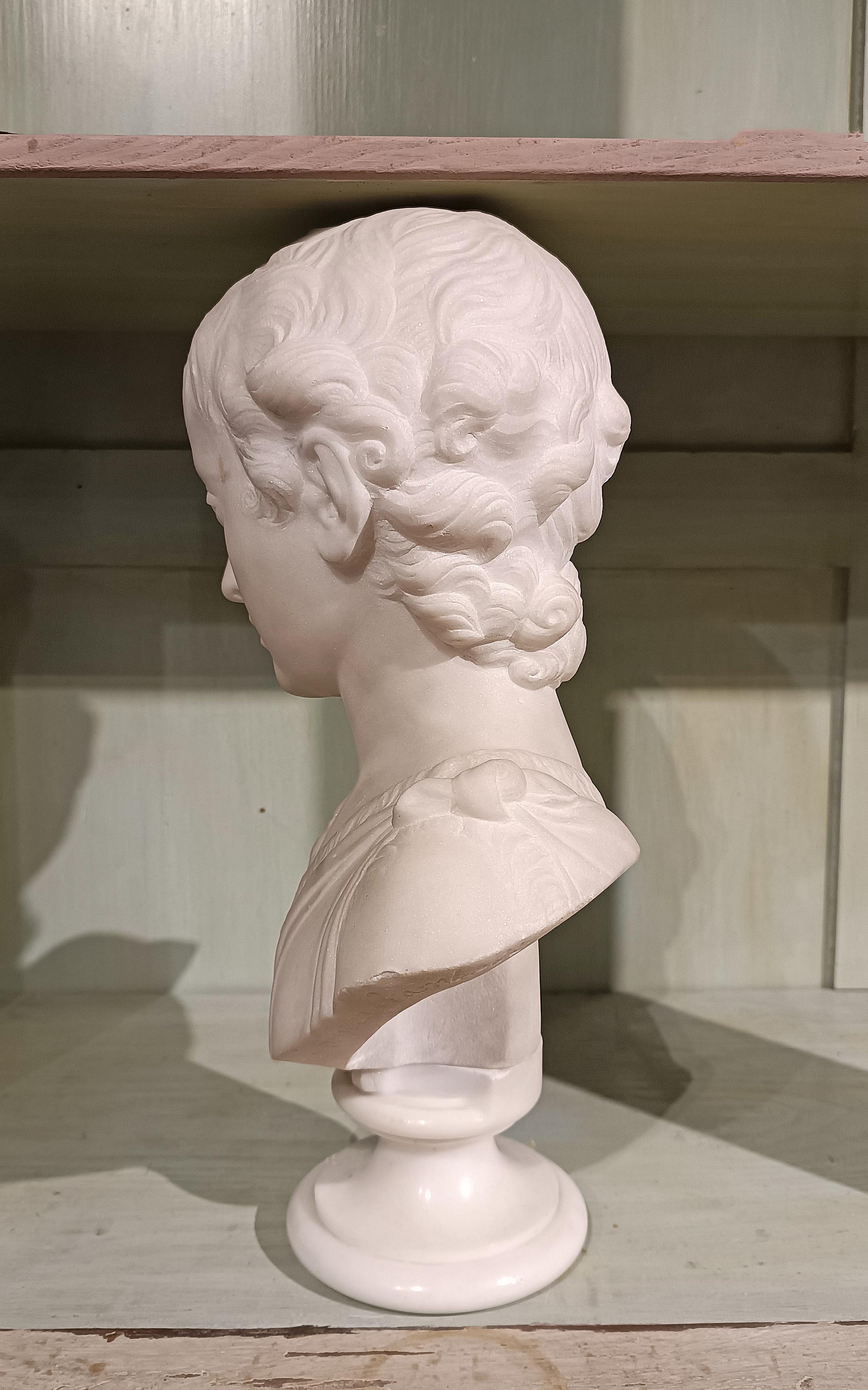 Busto de mármol de un joven cartero de finales del siglo xviii-principios del xix Hecho a mano en venta