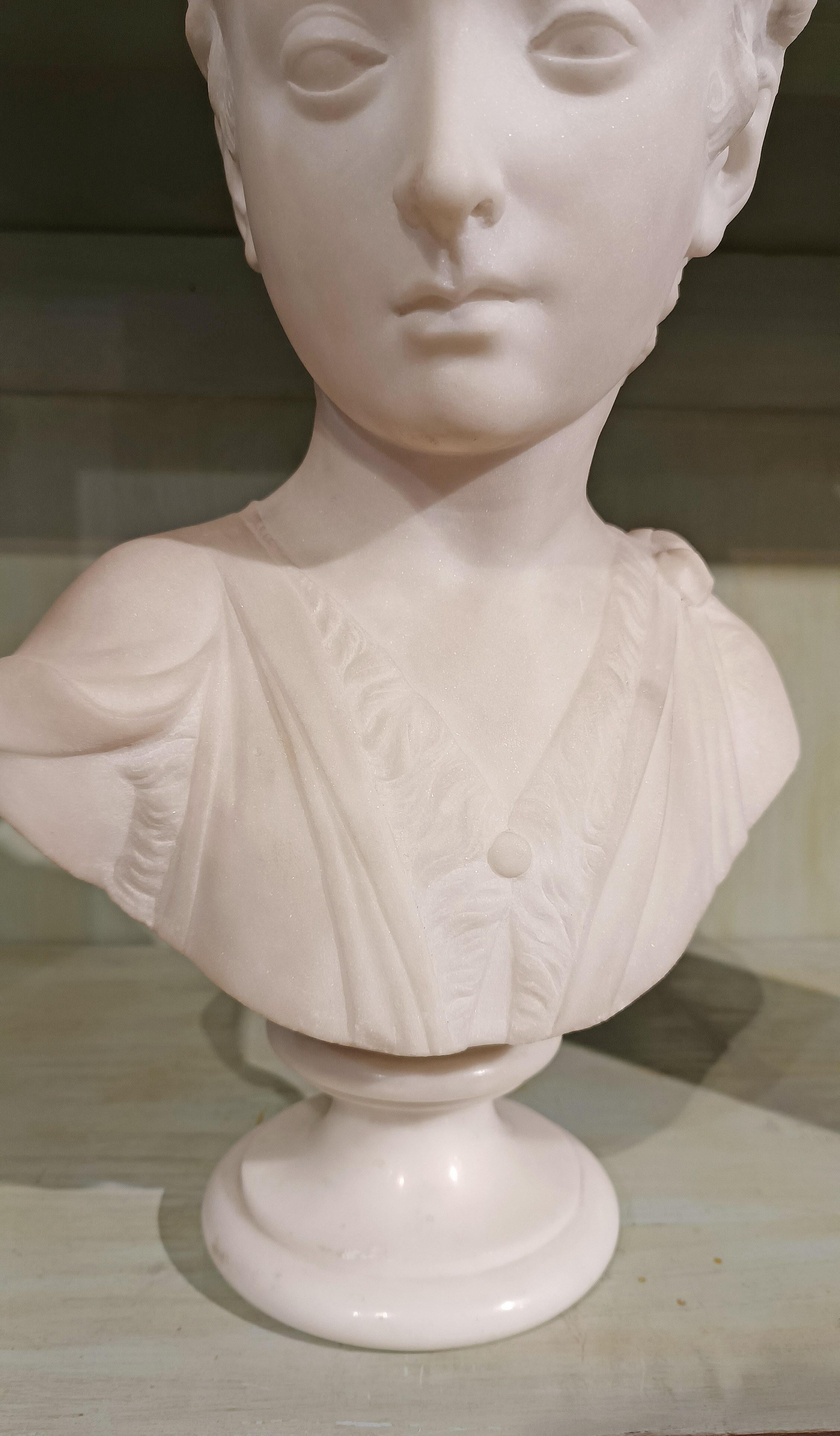 Busto de mármol de un joven cartero de finales del siglo xviii-principios del xix 18th Century en venta