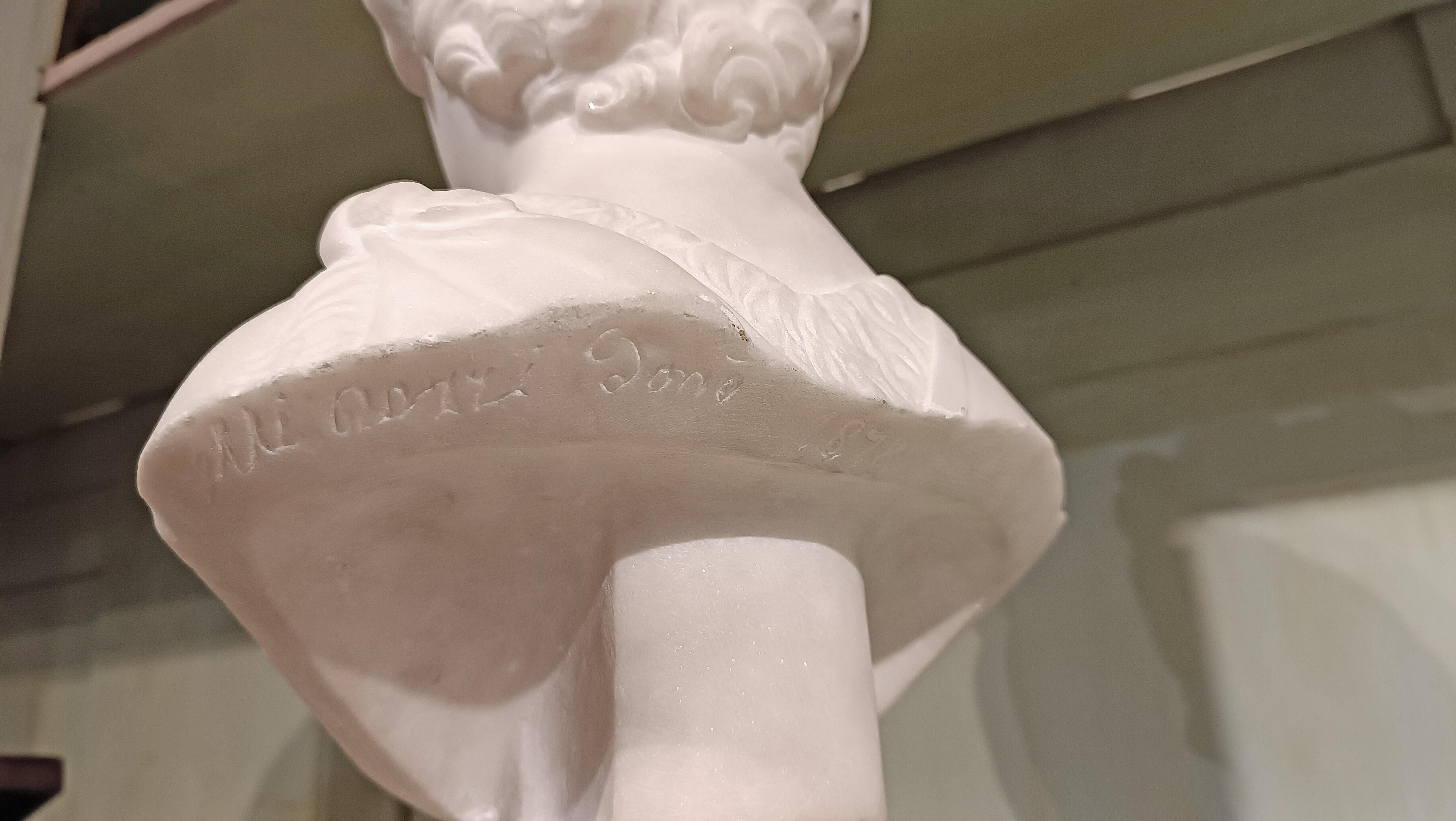 Busto de mármol de un joven cartero de finales del siglo xviii-principios del xix Mármol en venta