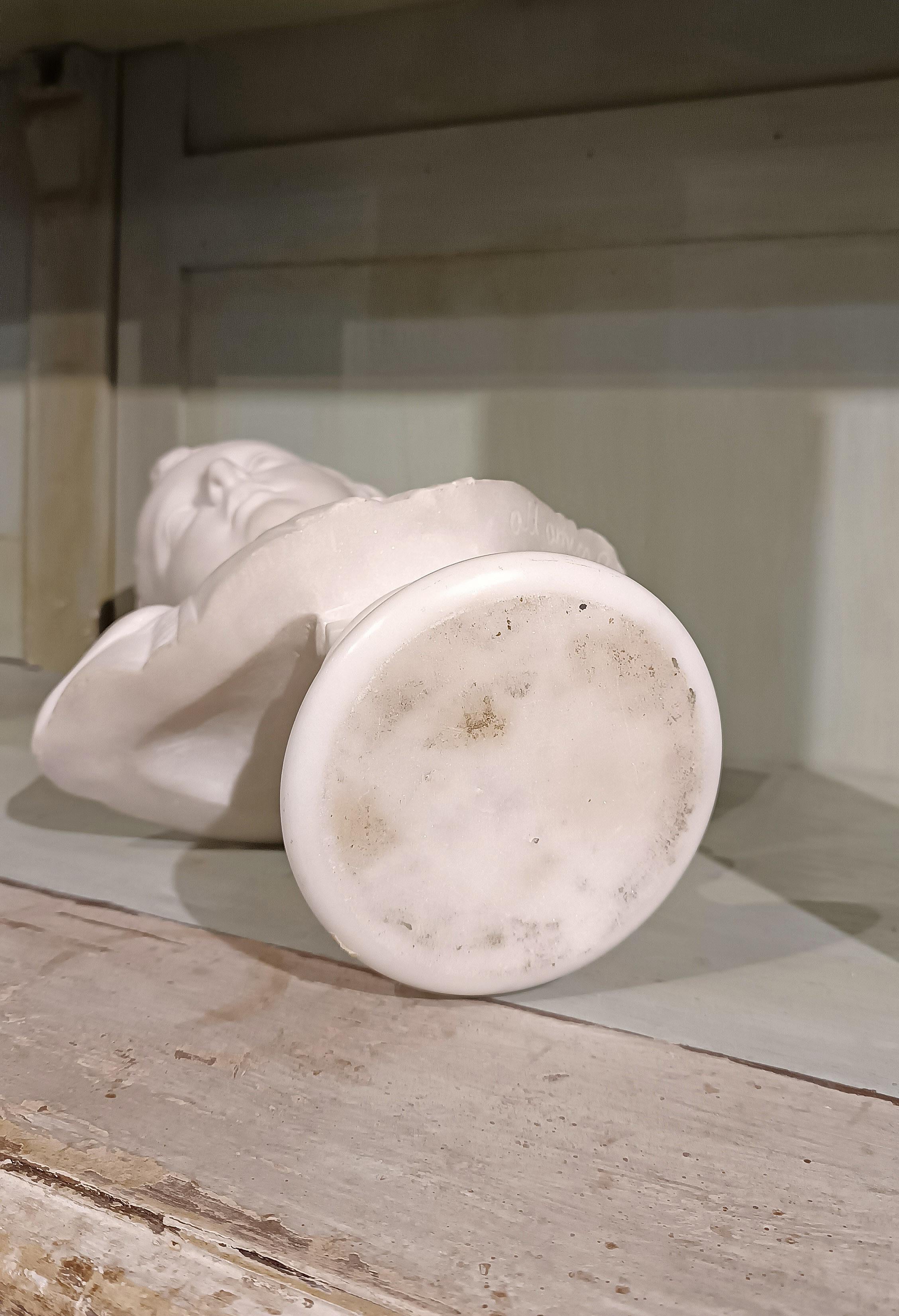 Busto de mármol de un joven cartero de finales del siglo xviii-principios del xix en venta 1