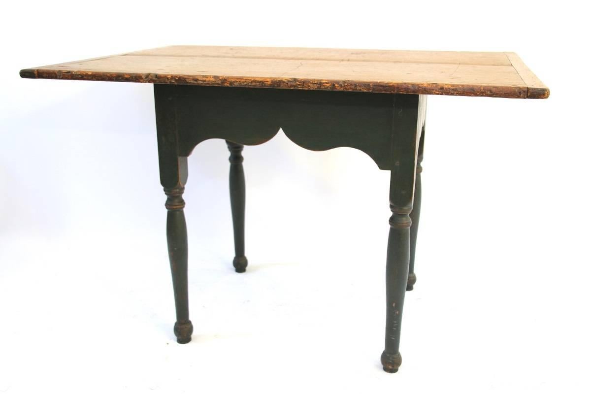 Late 18th-Early 19th Century New England Painted Tavern Table For Sale 5