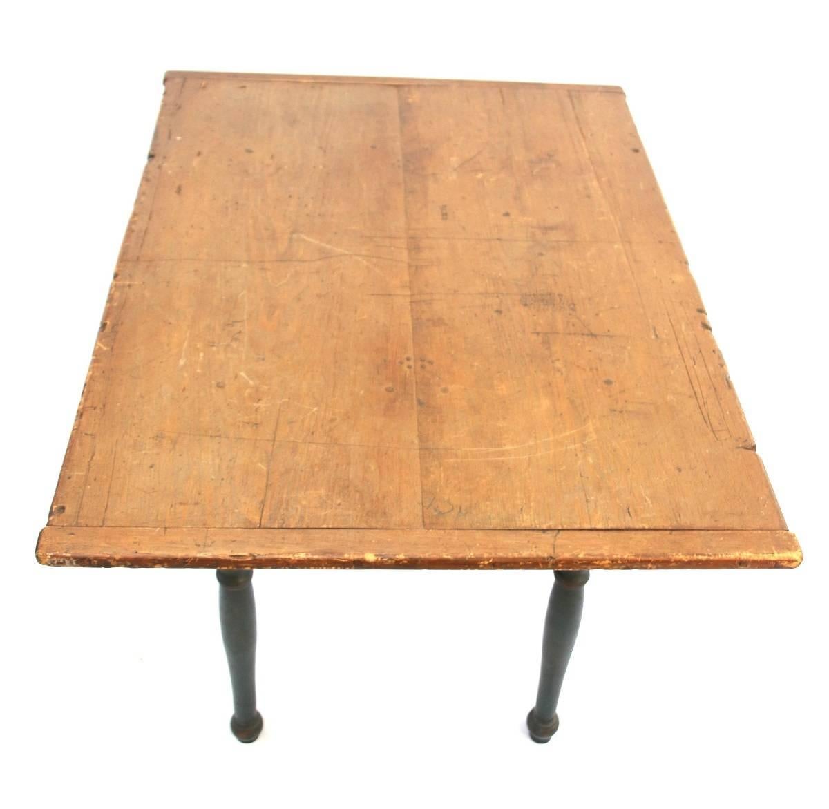 Country Late 18th-Early 19th Century New England Painted Tavern Table For Sale