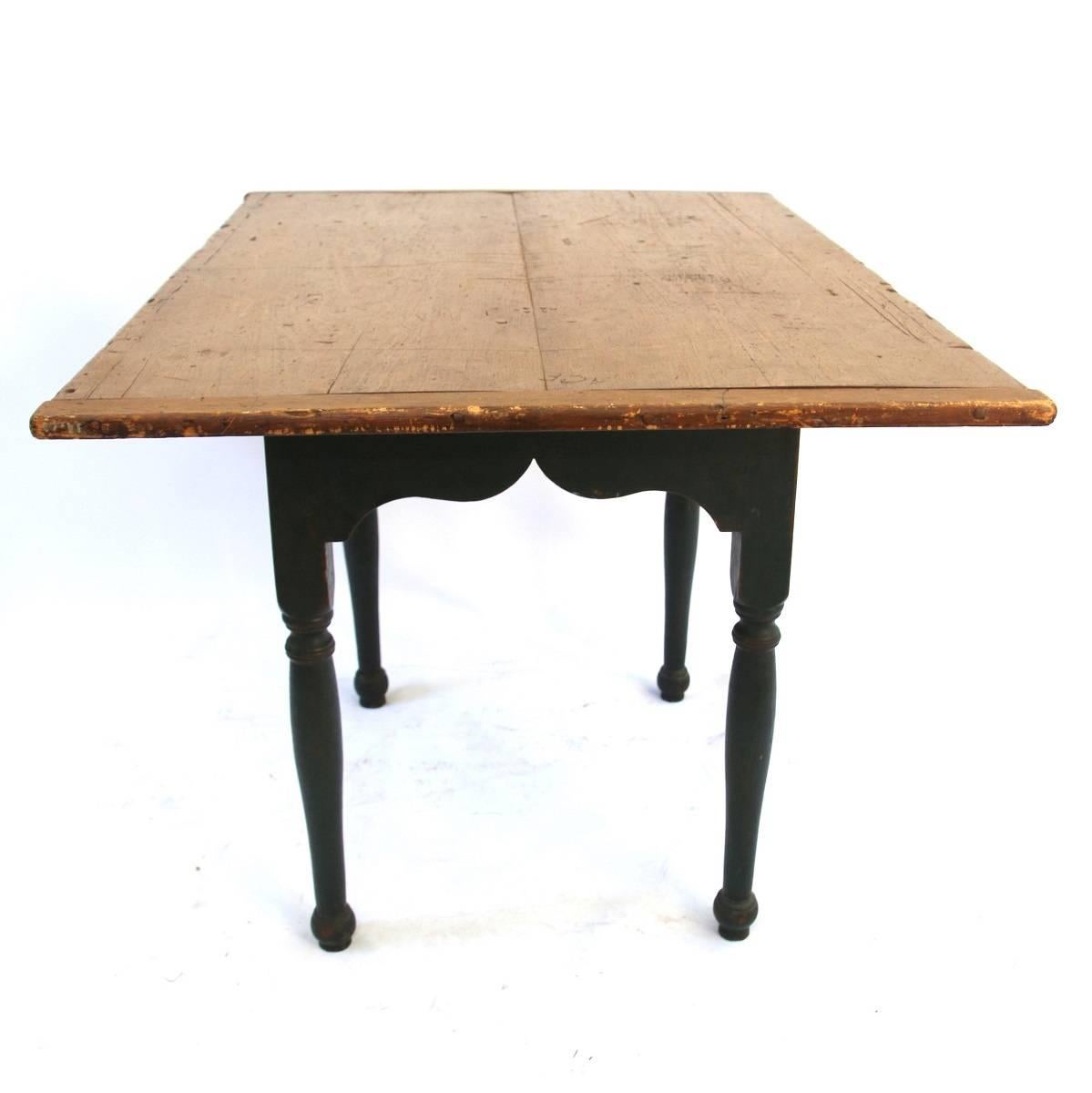 18th Century Late 18th-Early 19th Century New England Painted Tavern Table For Sale