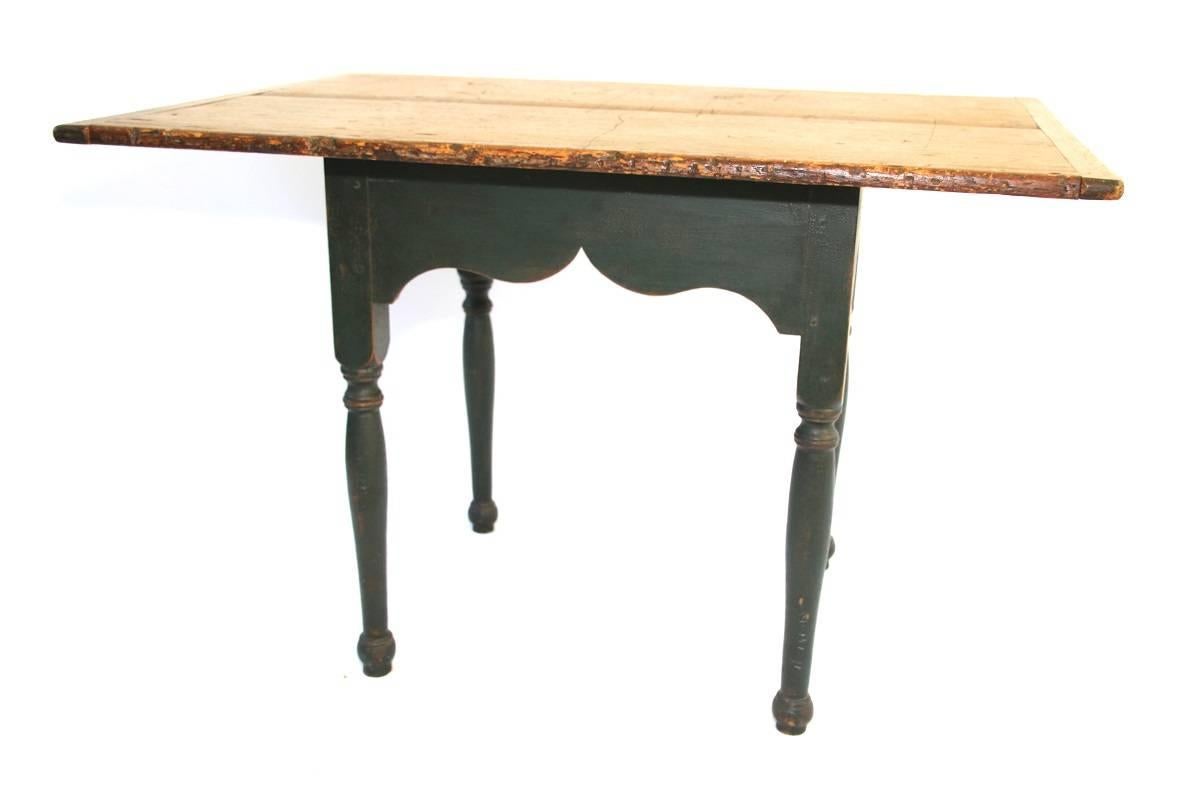 Late 18th-Early 19th Century New England Painted Tavern Table For Sale 1