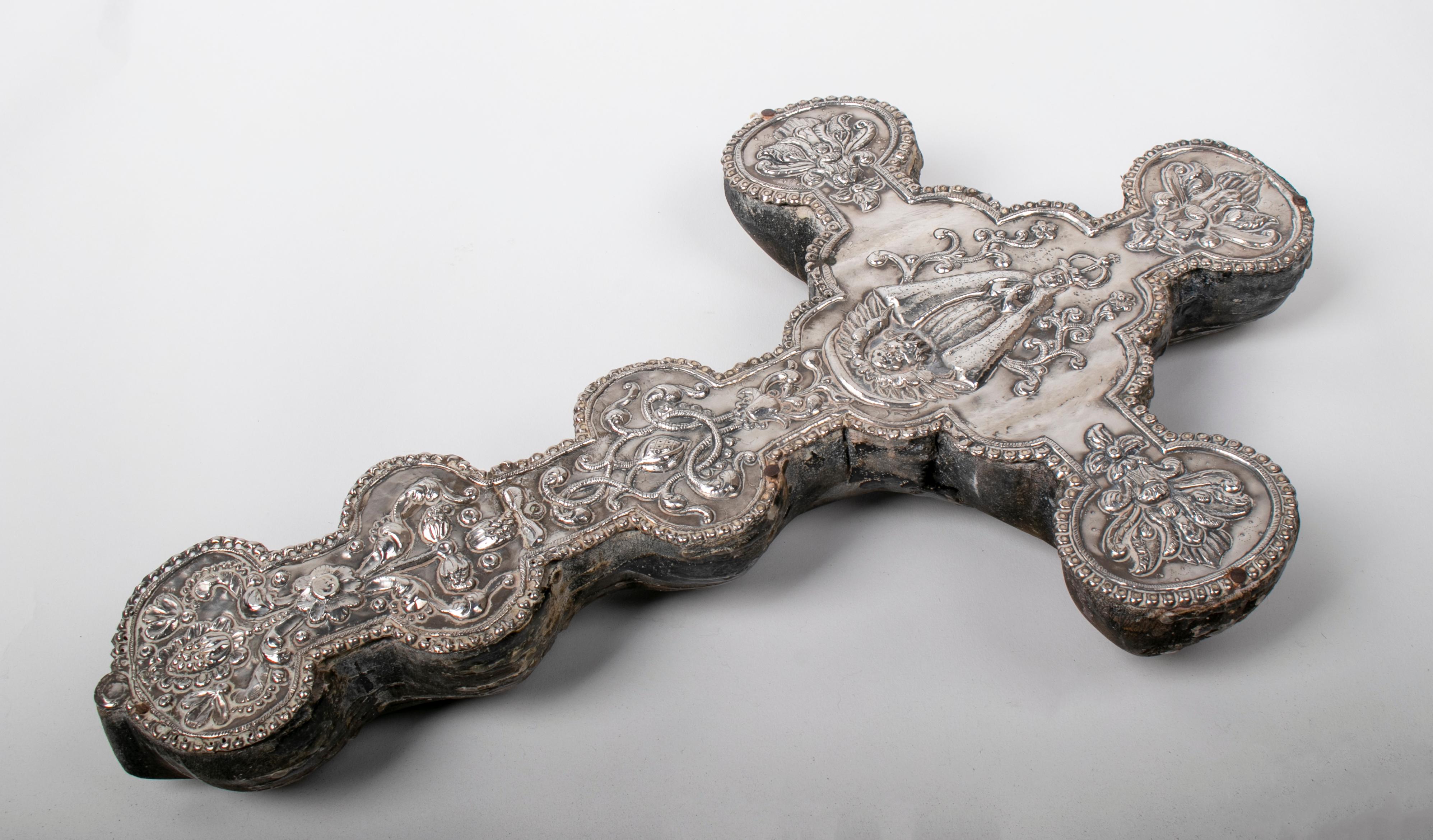 Late 18th-Early 19th Century Peruvian Silver Cross on Wood In Good Condition In Marbella, ES