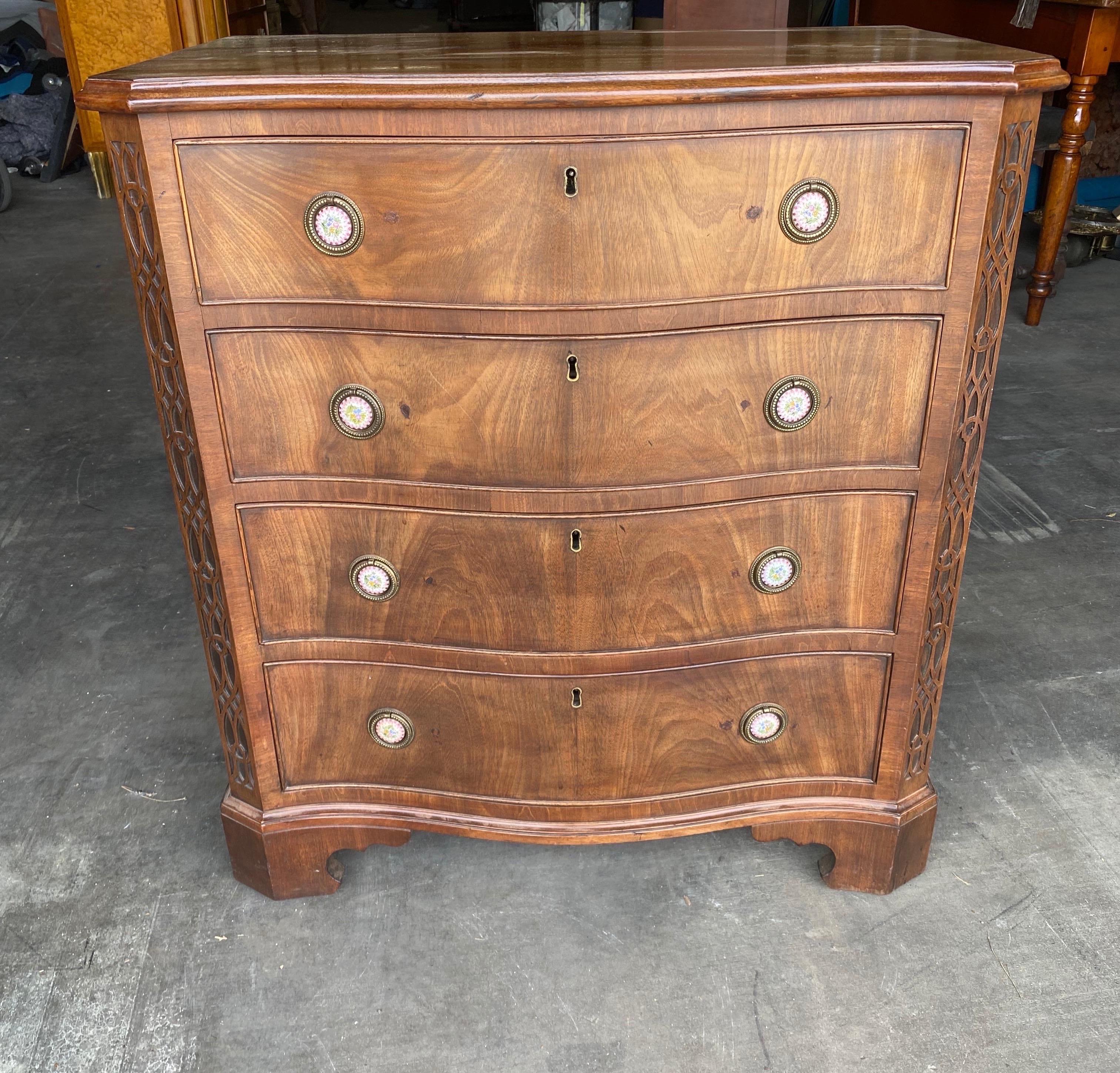 Great little late 18th-early 19th century petite serpentine Georgian mahogany dressing chest. This serpentine form chest is perfect bedside sized with figured mahogany drawer fronts, carved canted corners, bracket feet, working locks and a fitted