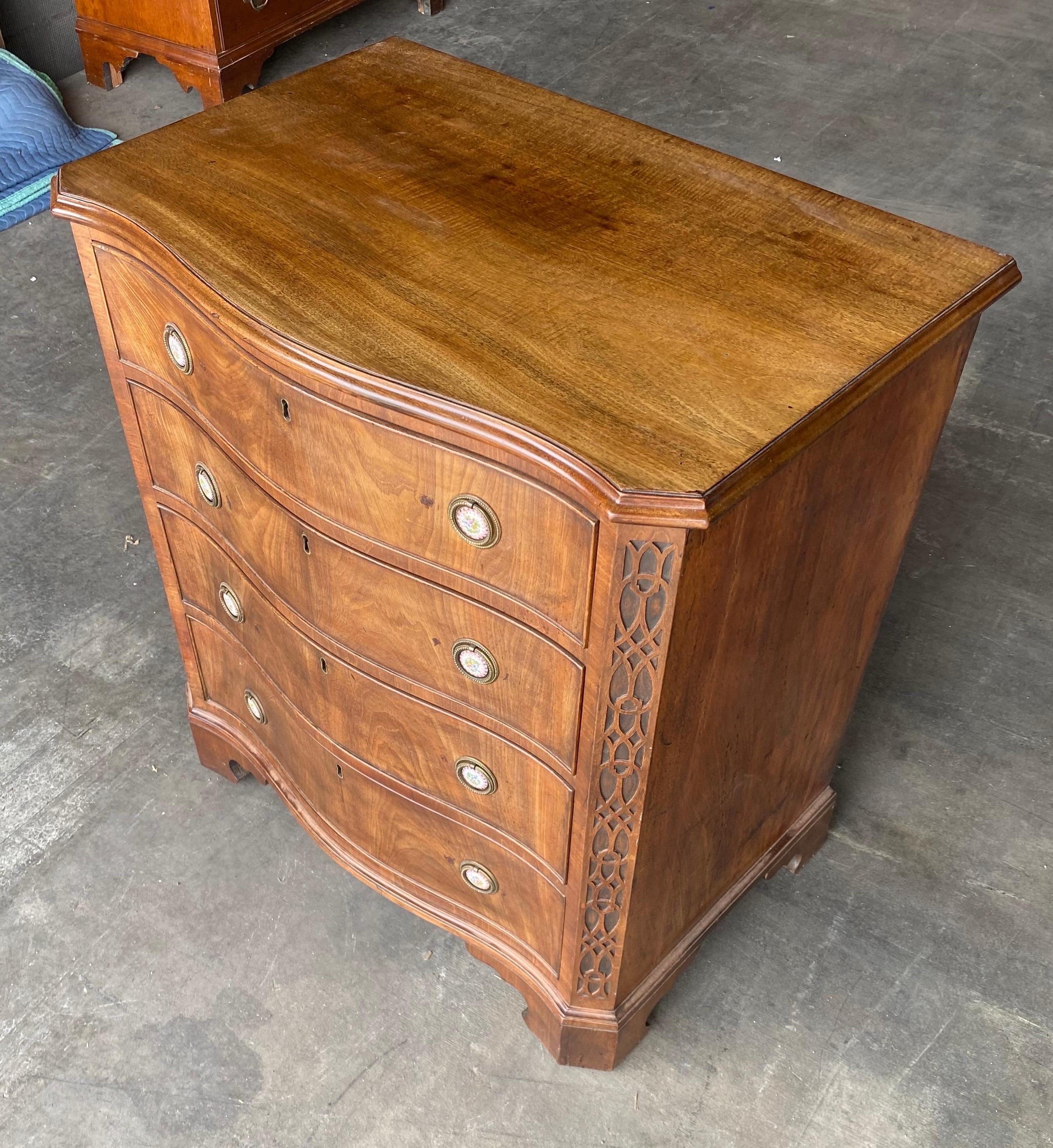 Late 18th-early 19th Century Petite Serpentine Georgian Mahogany Dressing Chest In Good Condition For Sale In Charleston, SC