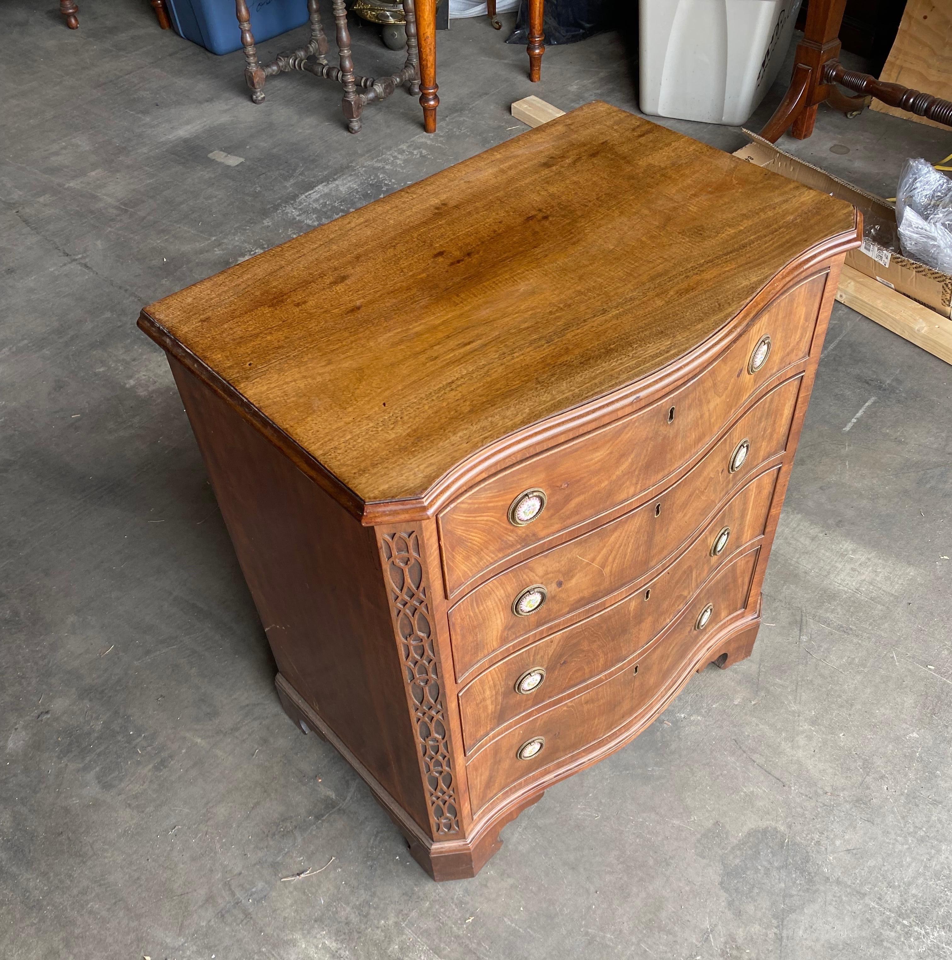 Late 18th-early 19th Century Petite Serpentine Georgian Mahogany Dressing Chest For Sale 1