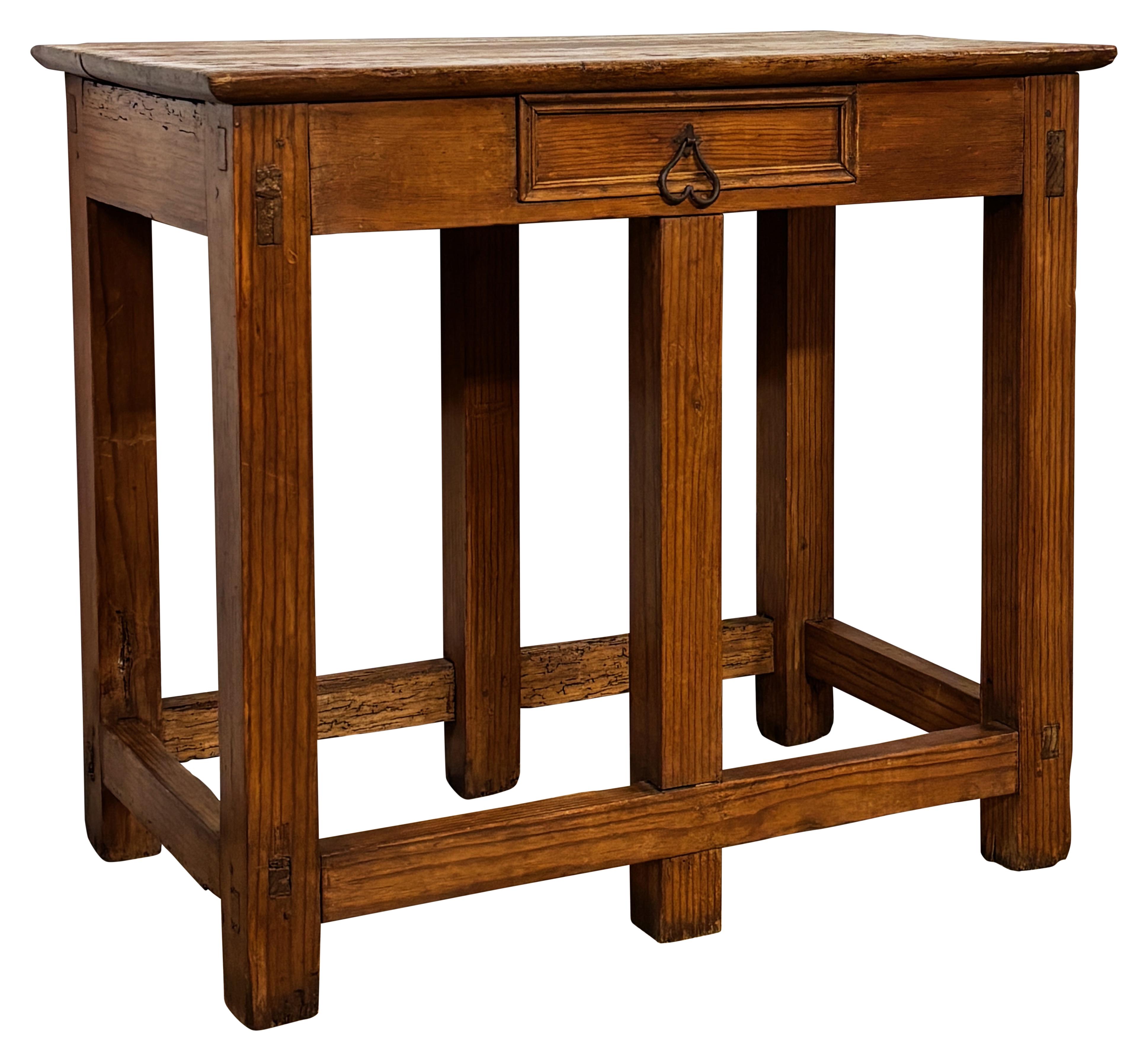 Tavolo in pino latinoamericano/spagnolo Coloni, realizzato a mano, con struttura a mortasa e tenone e pioli in legno. Un'altezza insolita per un tavolo (forse originariamente utilizzato come tavolo da lavoro in cucina).
In ottime condizioni