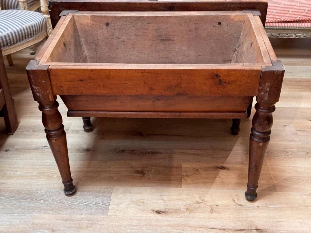 Late 18th-early 19th French Provincial walnut dough table In Good Condition For Sale In Charlottesville, VA