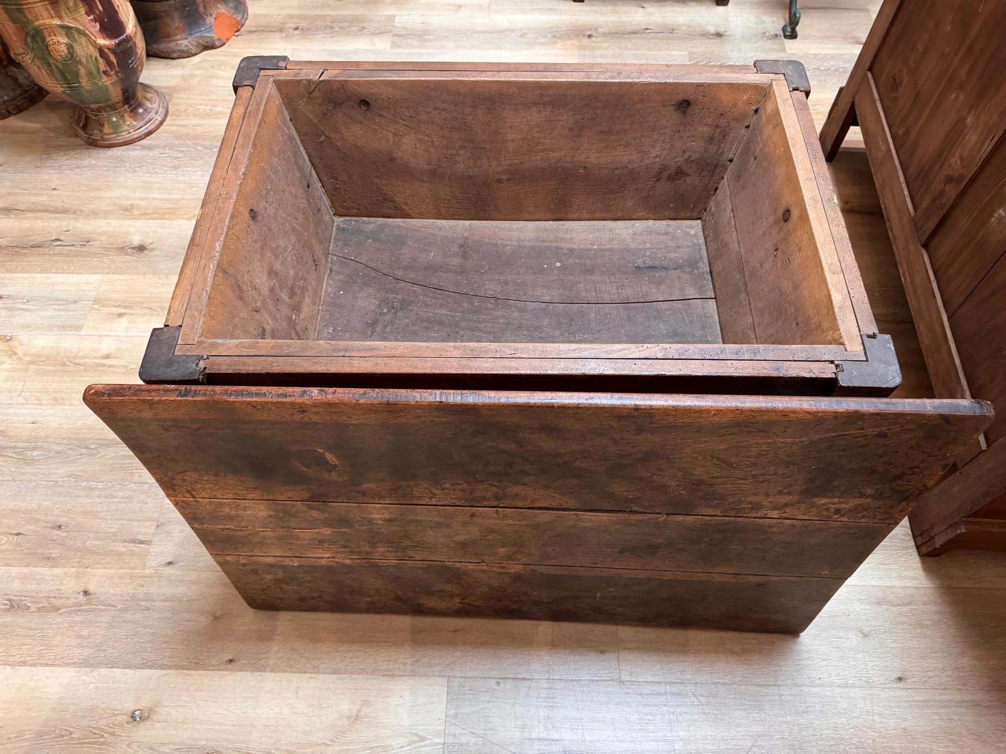 Late 18th-early 19th French Provincial walnut dough table For Sale 2