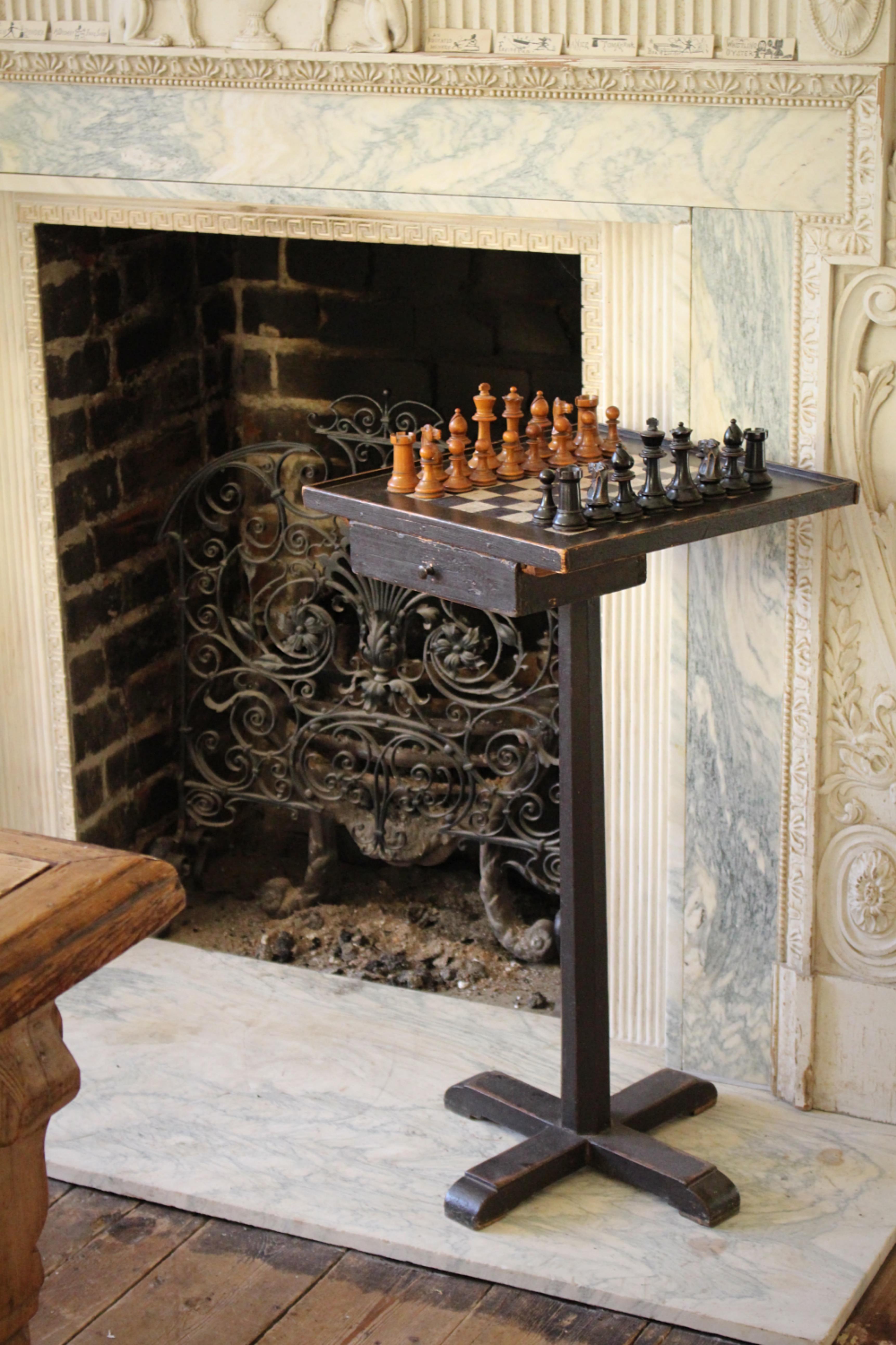 Tavolino da gioco per scacchi in Oak Oak, dipinto in stile Folk Art, della fine del XVIII secolo. in vendita 5