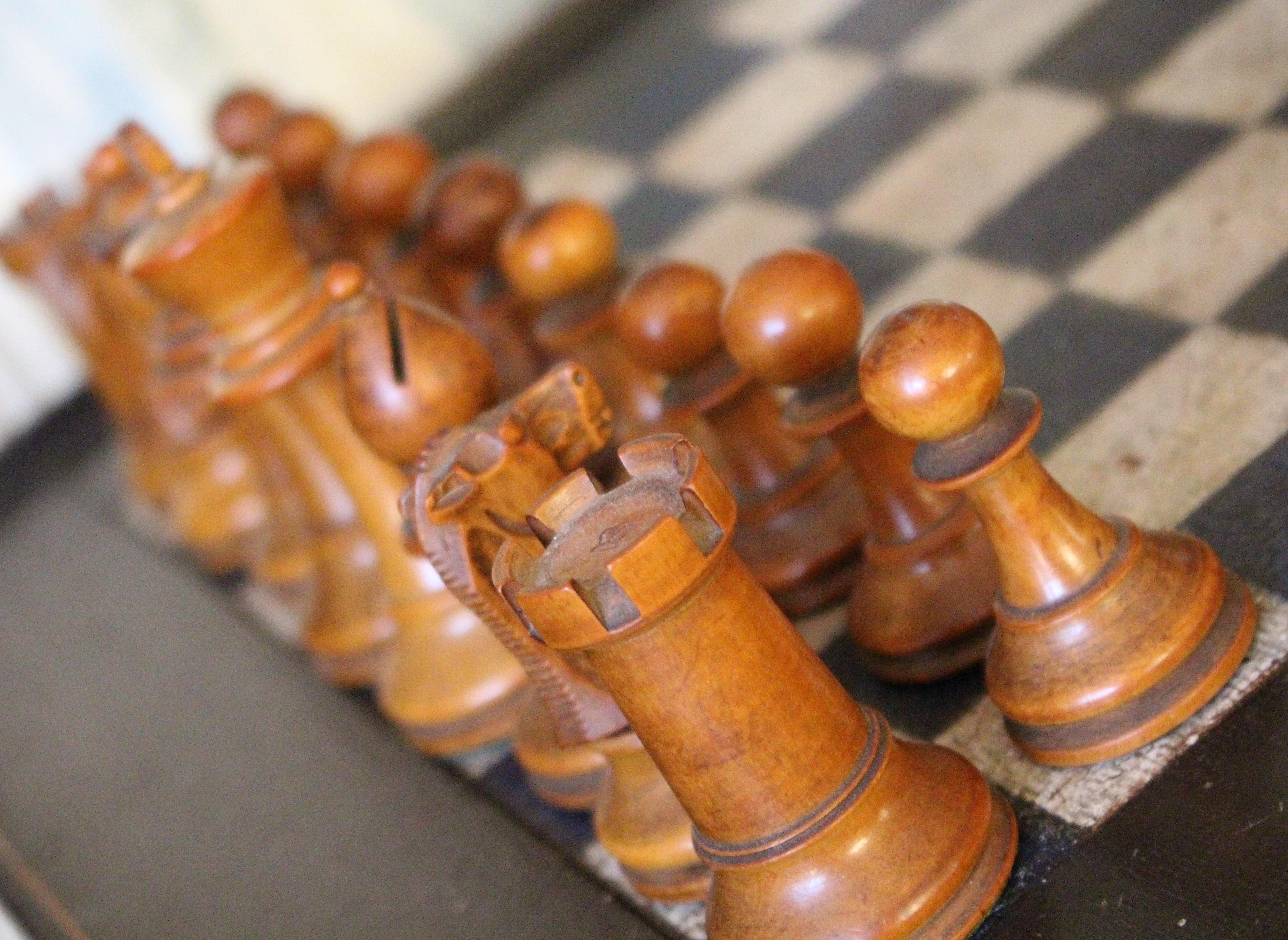 Tavolino da gioco per scacchi in Oak Oak, dipinto in stile Folk Art, della fine del XVIII secolo. in vendita 6