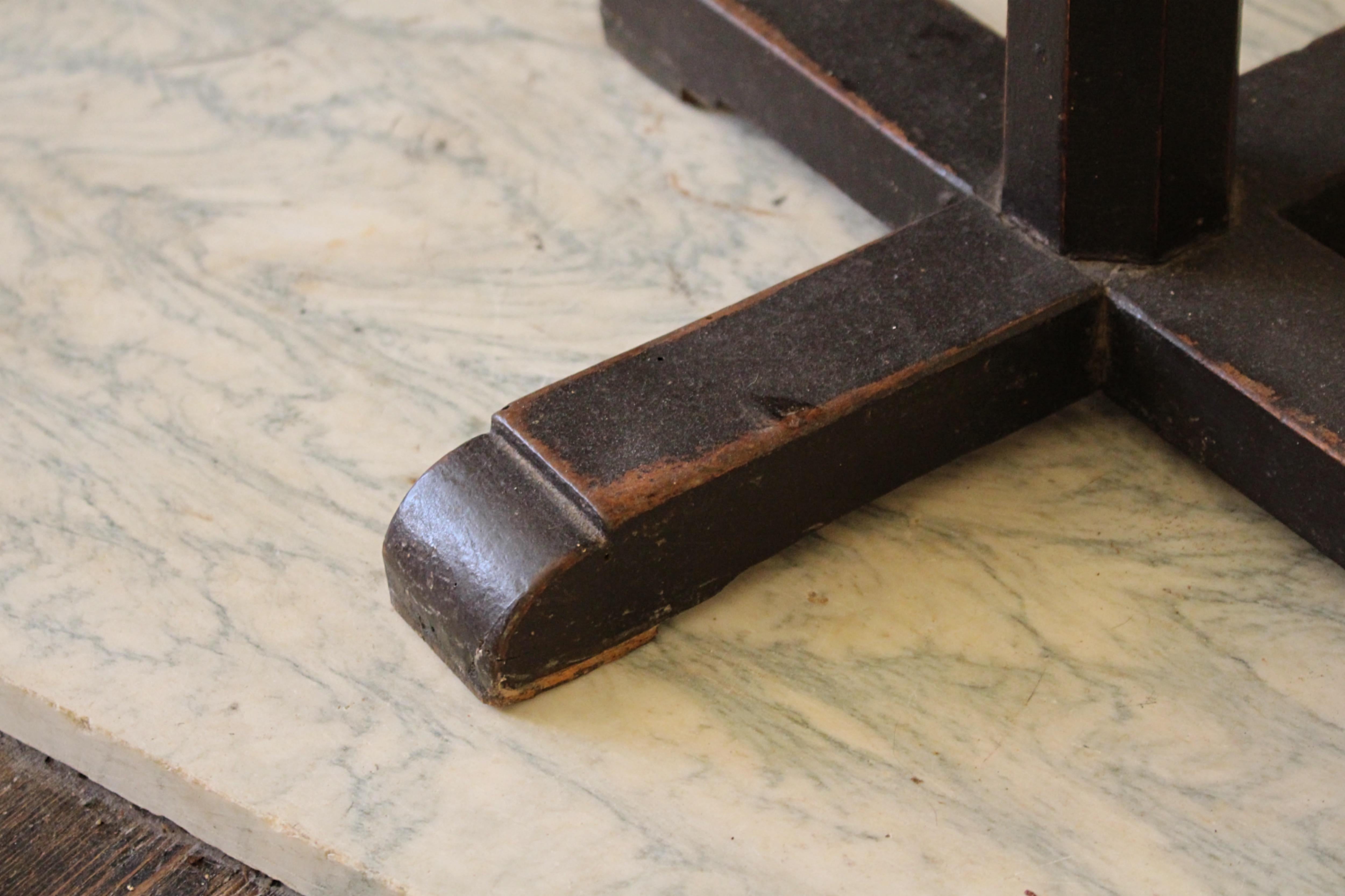 Tavolino da gioco per scacchi in Oak Oak, dipinto in stile Folk Art, della fine del XVIII secolo. in vendita 7