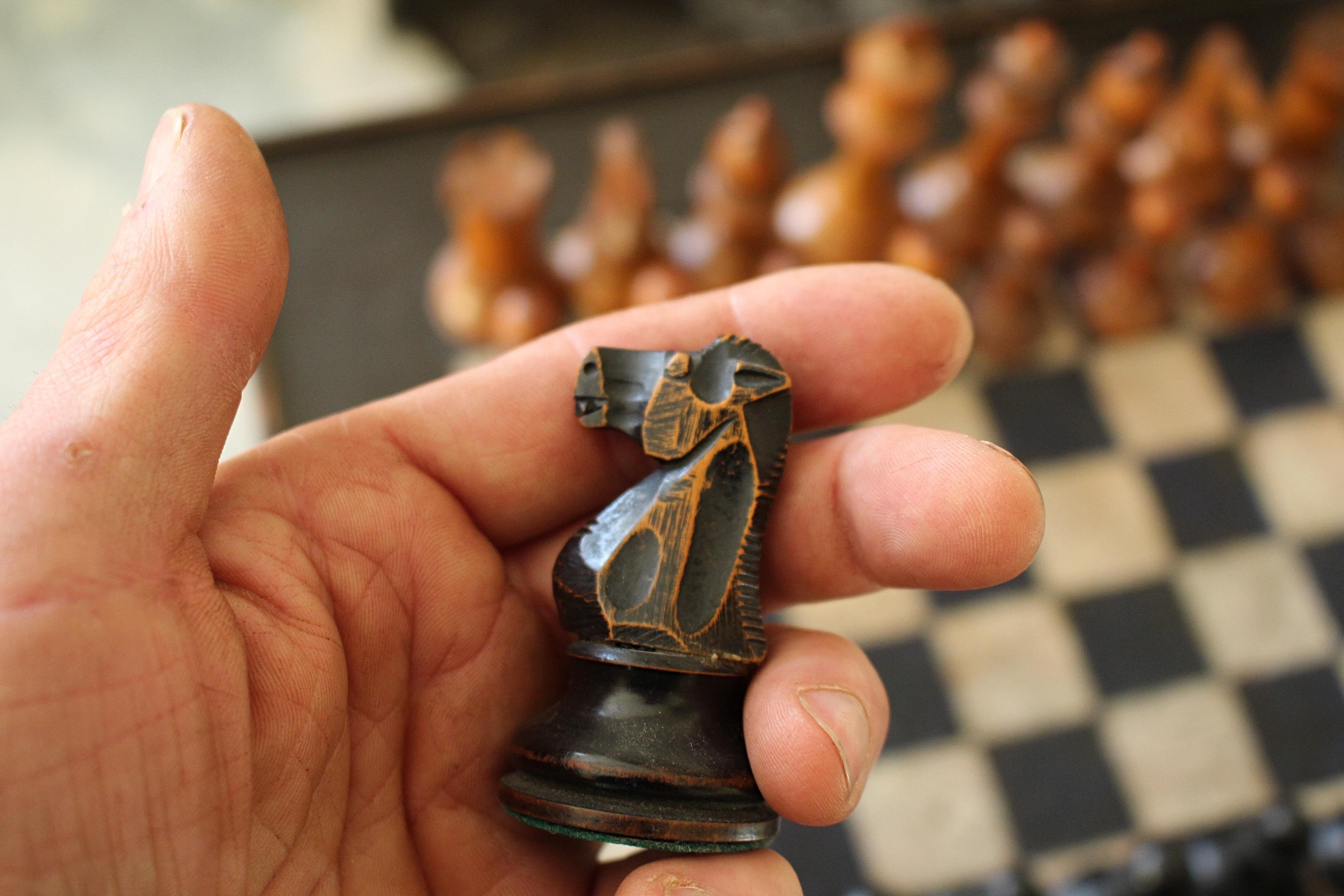 Tavolino da gioco per scacchi in Oak Oak, dipinto in stile Folk Art, della fine del XVIII secolo. in vendita 9