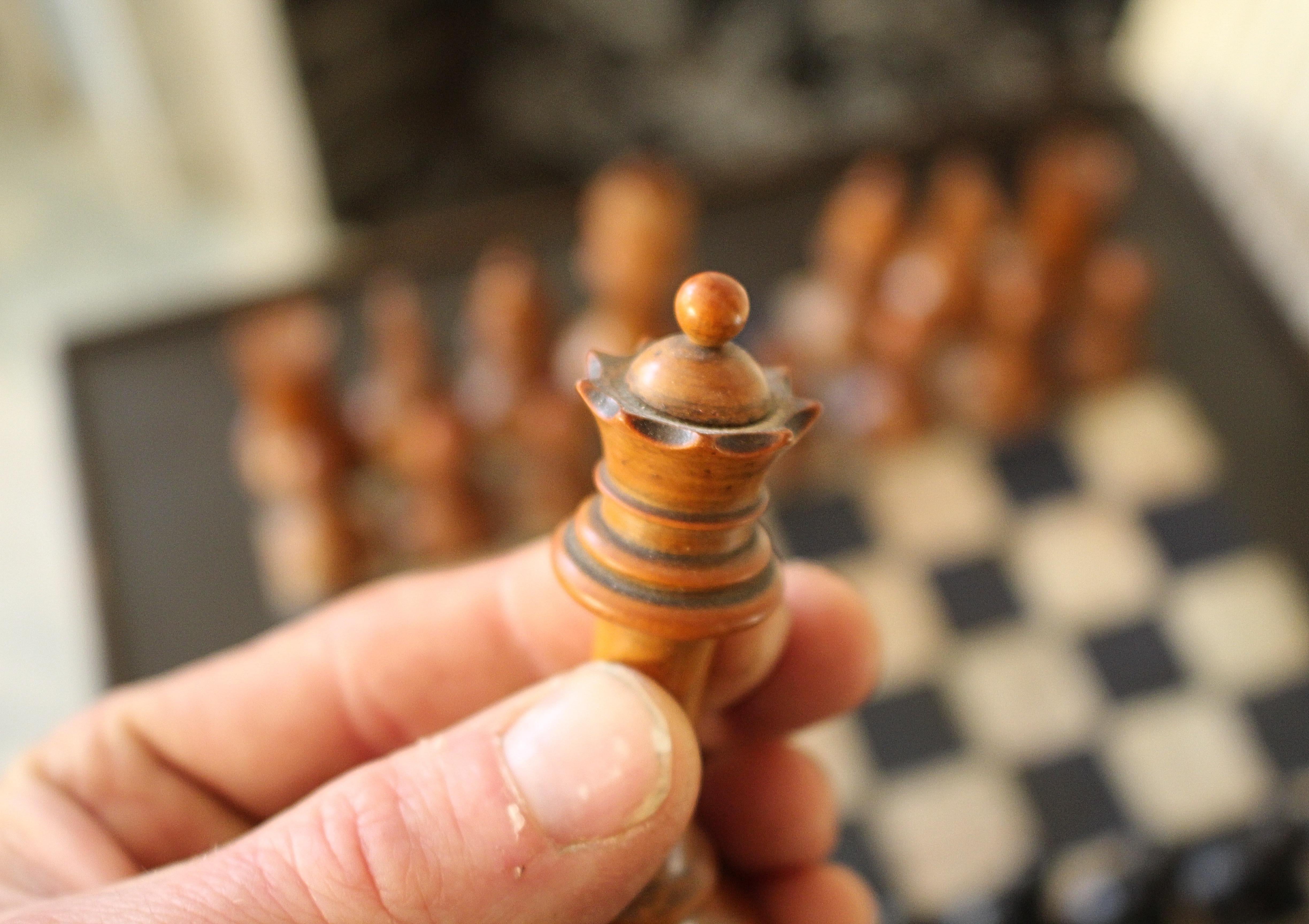 Tavolino da gioco per scacchi in Oak Oak, dipinto in stile Folk Art, della fine del XVIII secolo. in vendita 12