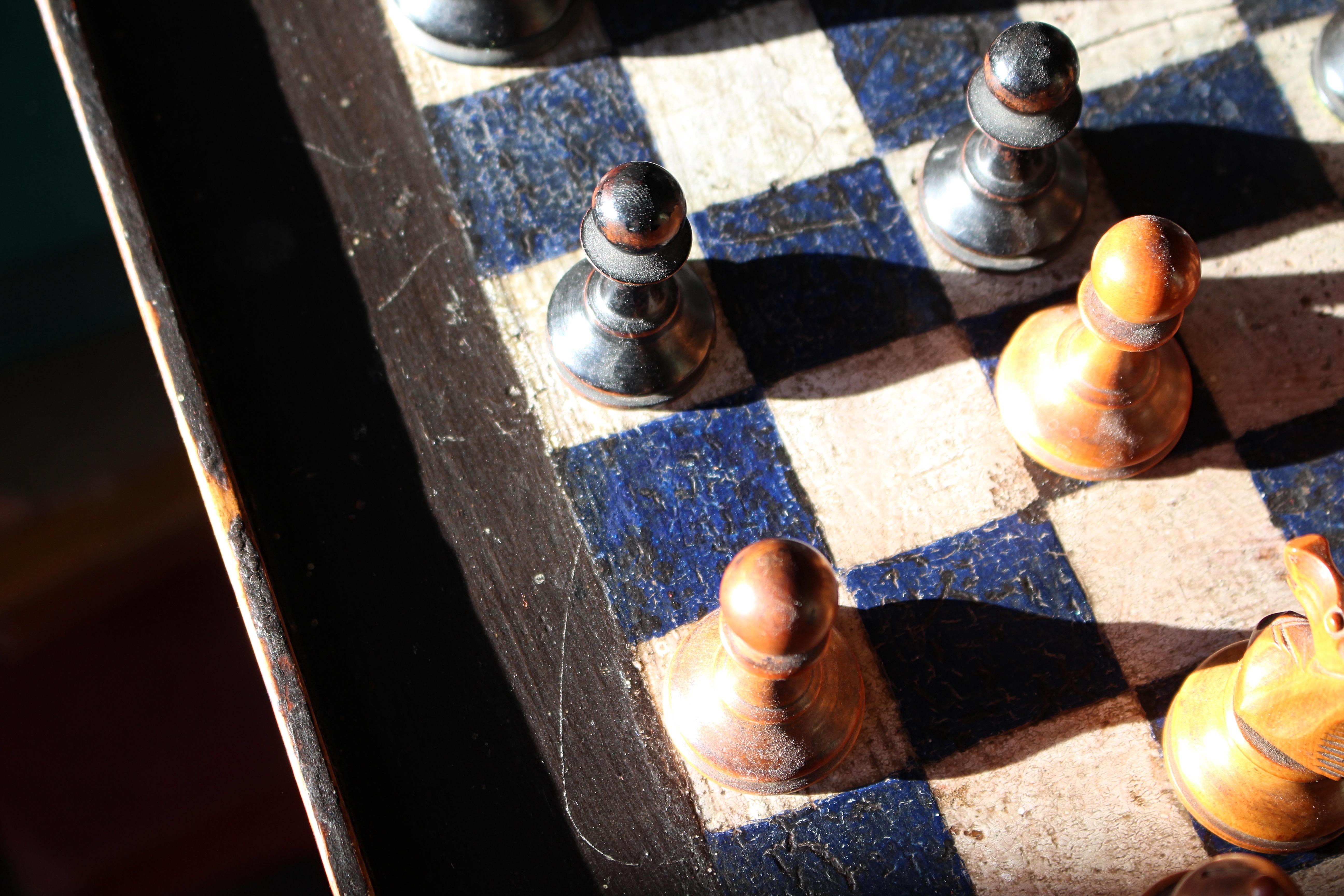 Inglese Tavolino da gioco per scacchi in Oak Oak, dipinto in stile Folk Art, della fine del XVIII secolo. in vendita