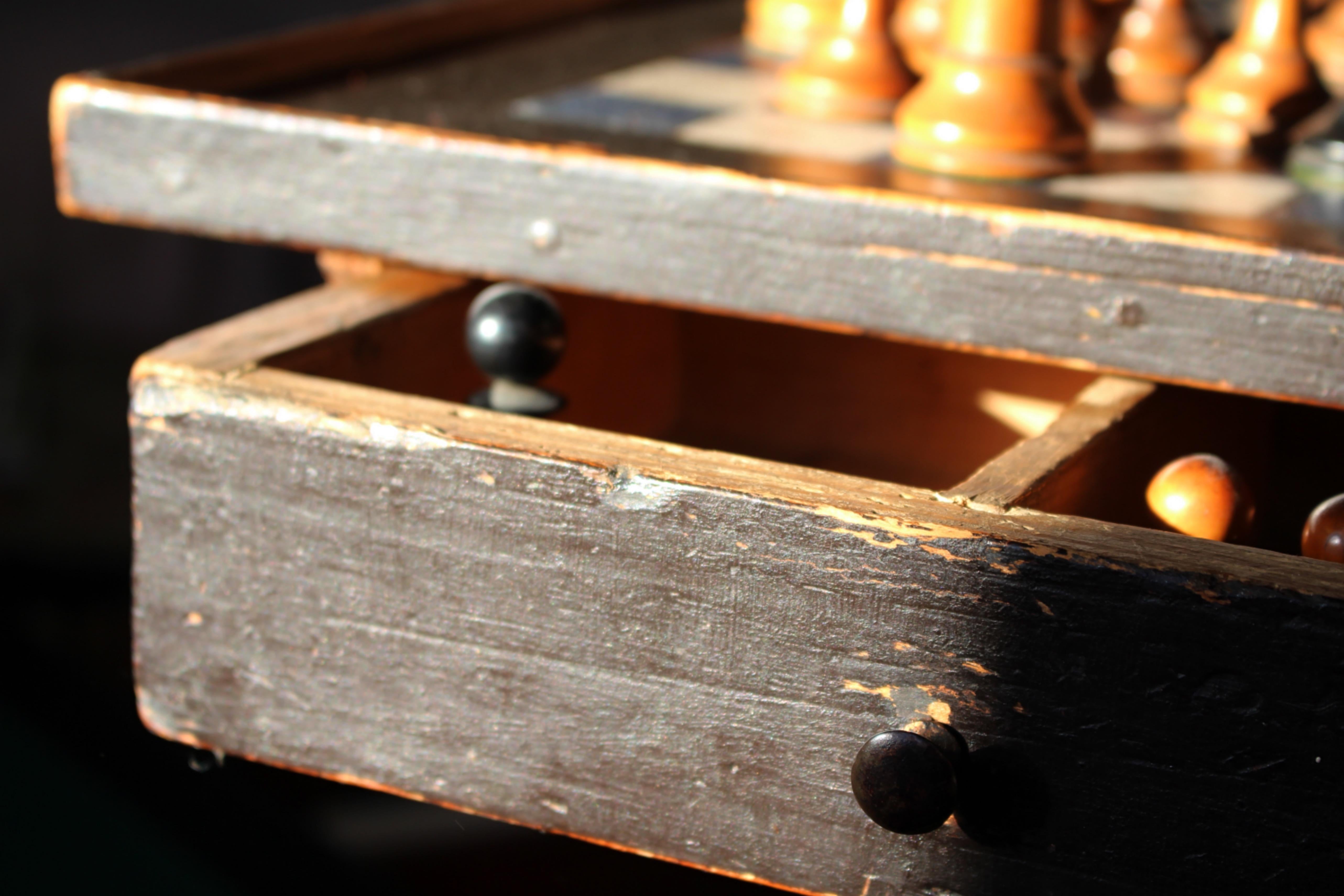 Tavolino da gioco per scacchi in Oak Oak, dipinto in stile Folk Art, della fine del XVIII secolo. In condizioni buone in vendita a Lowestoft, GB