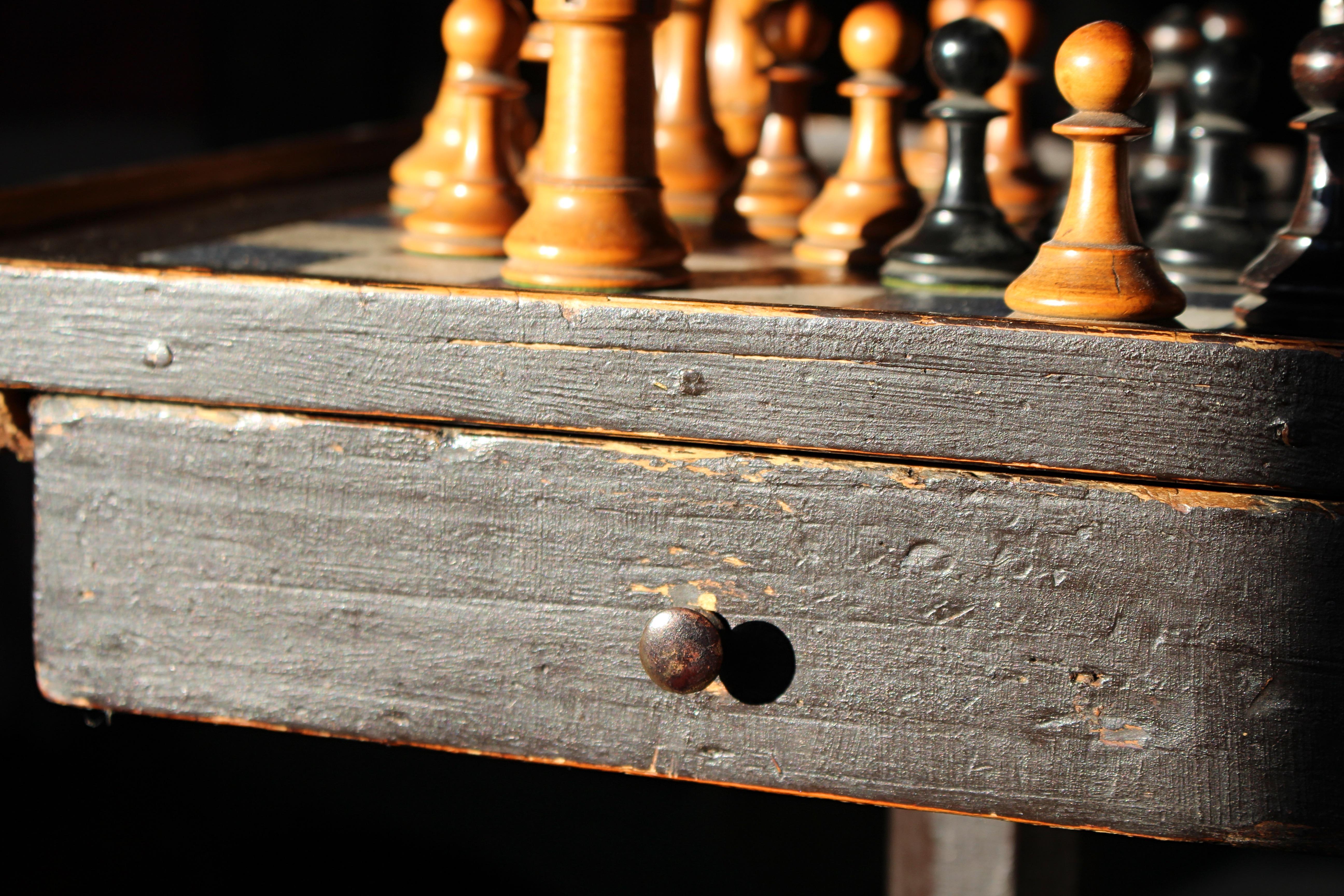 Quercia Tavolino da gioco per scacchi in Oak Oak, dipinto in stile Folk Art, della fine del XVIII secolo. in vendita
