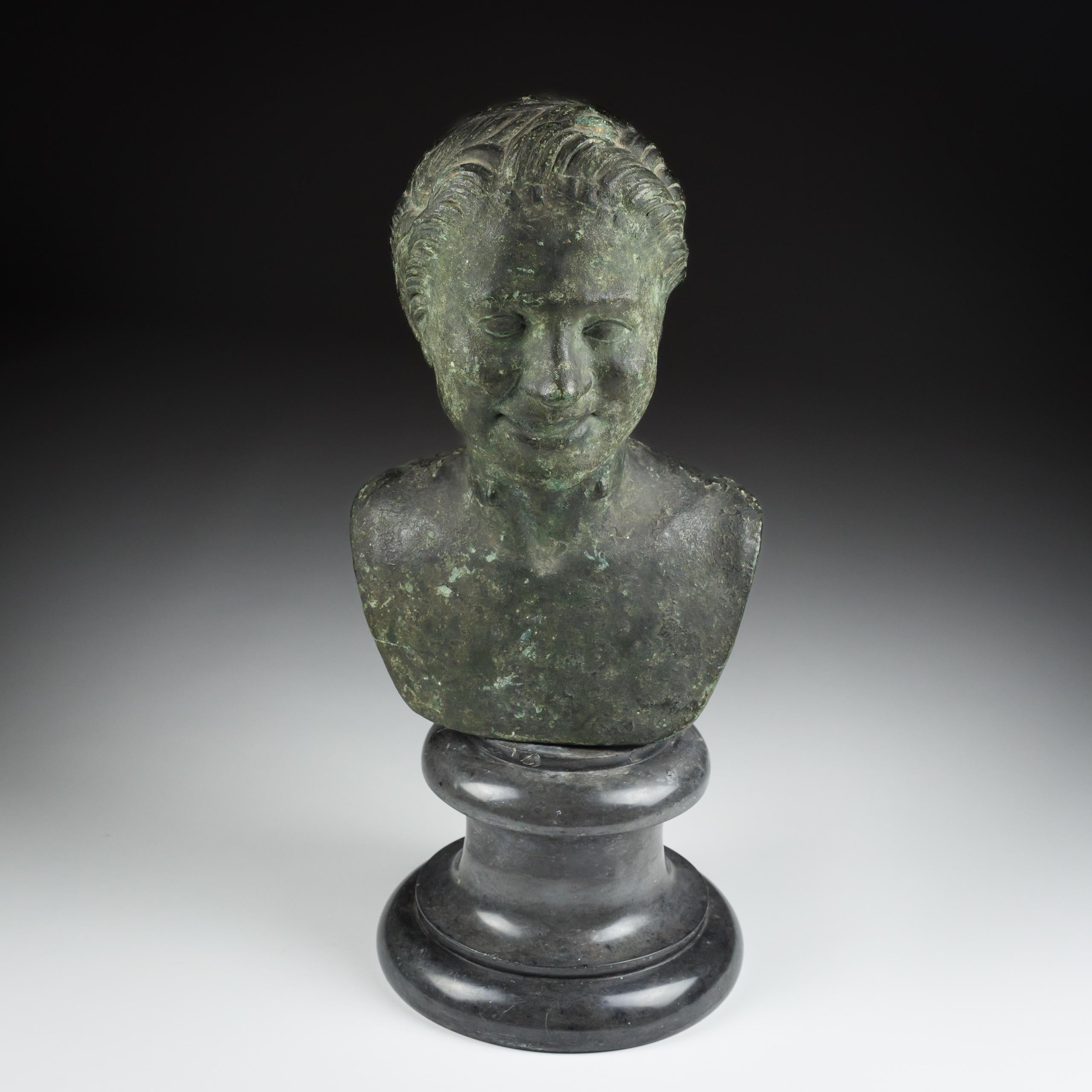 Impresionante Gran Busto Napolitano de Fauno o Sátiro. Agradable superficie verdigris. Nápoles, Italia. Alrededor de 1780.