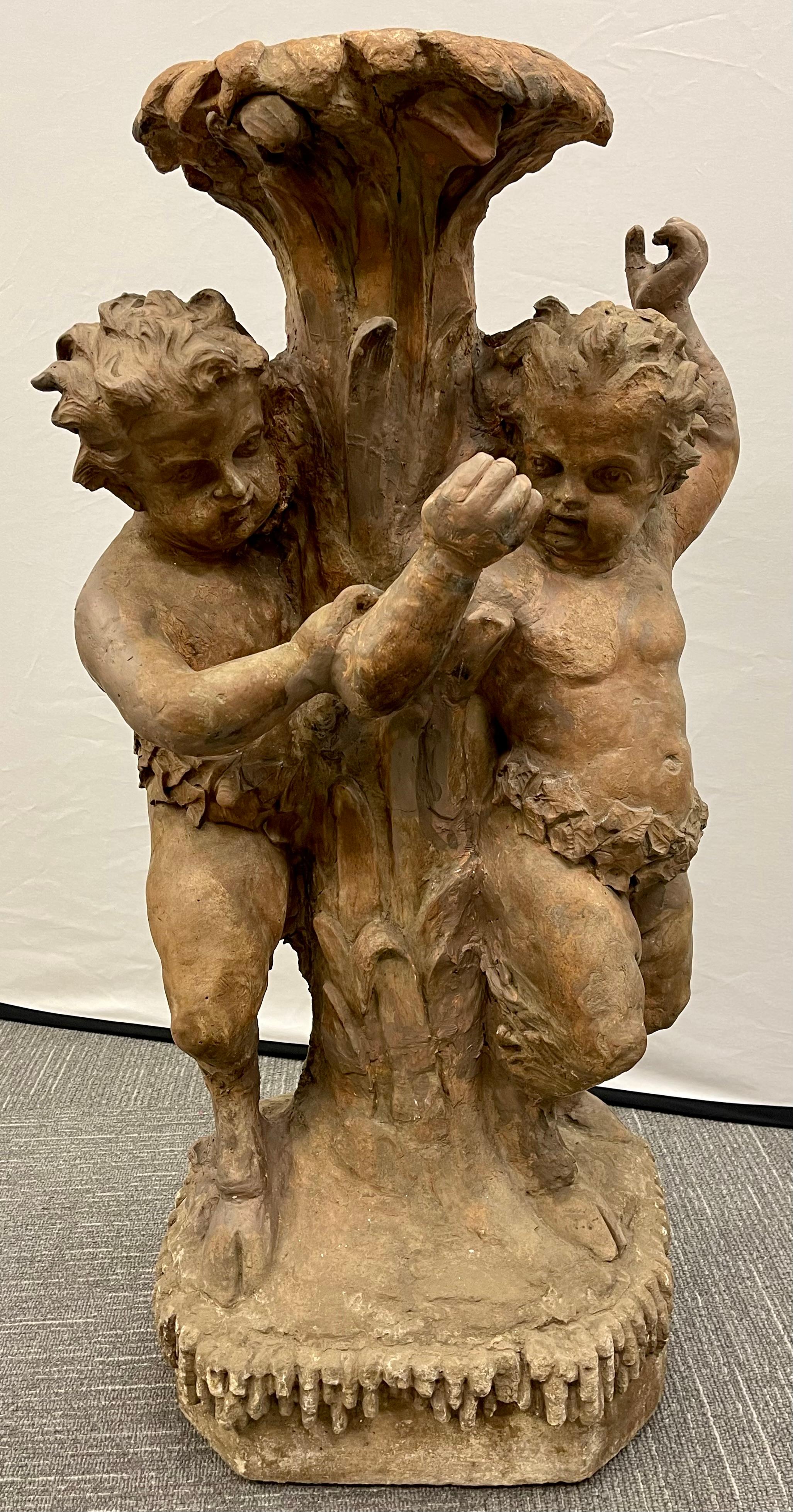 Belle Époque Fin du 18e siècle ou début du 19e siècle Fontaine figurative Putti en terre cuite / Base de jardinière en vente