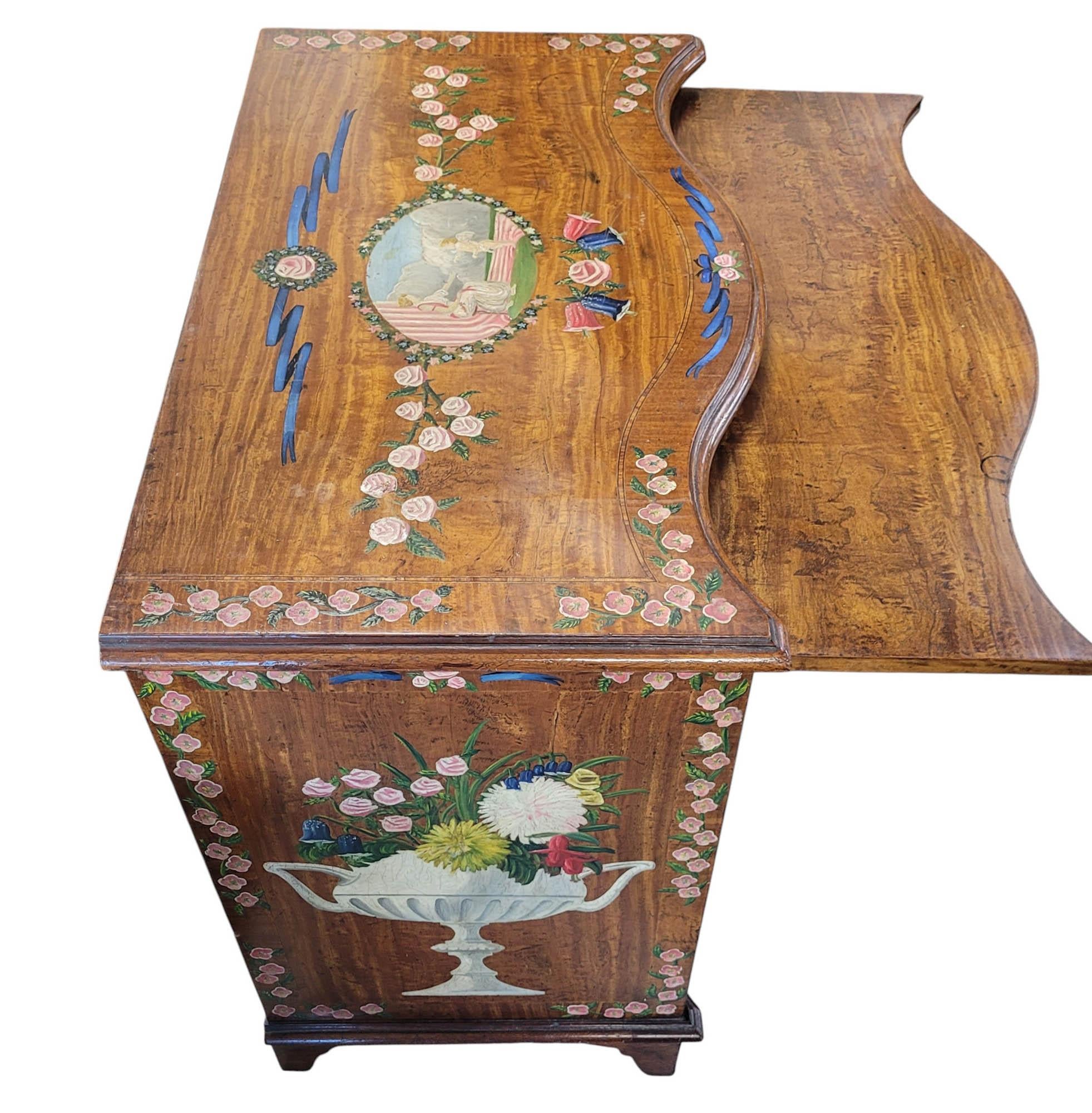 Commode/cassettiera in serpentino dipinta a mano della fine del XVIII-inizio del XIX secolo in vendita 2