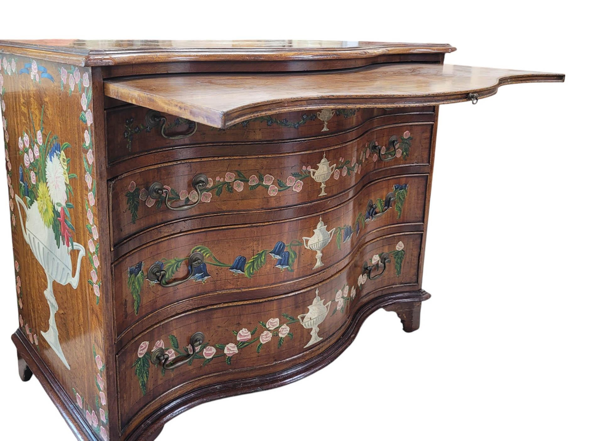 Commode/cassettiera in serpentino dipinta a mano della fine del XVIII-inizio del XIX secolo in vendita 4