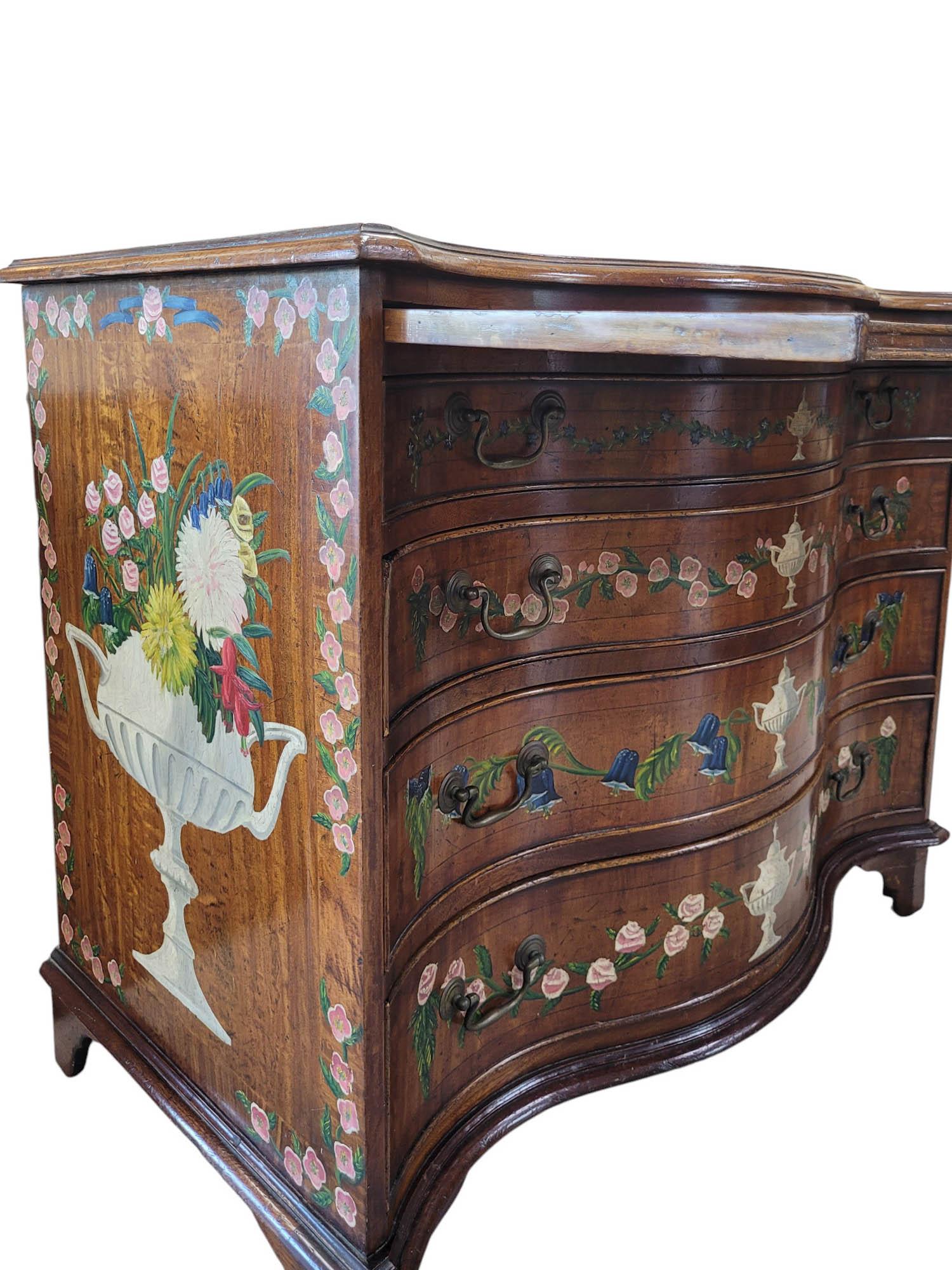 Commode/cassettiera in serpentino dipinta a mano della fine del XVIII-inizio del XIX secolo in vendita 5