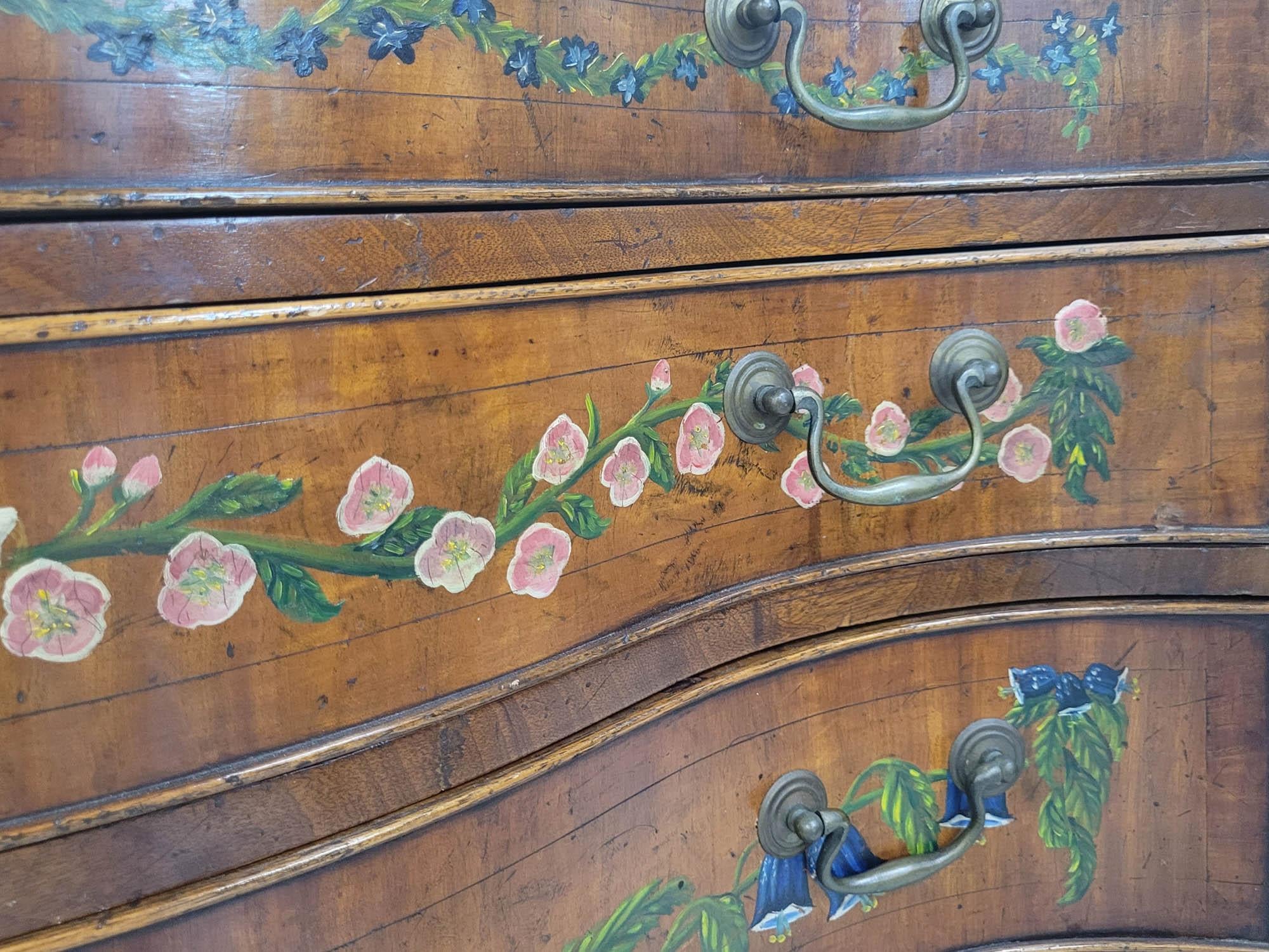 Commode/cassettiera in serpentino dipinta a mano della fine del XVIII-inizio del XIX secolo in vendita 7