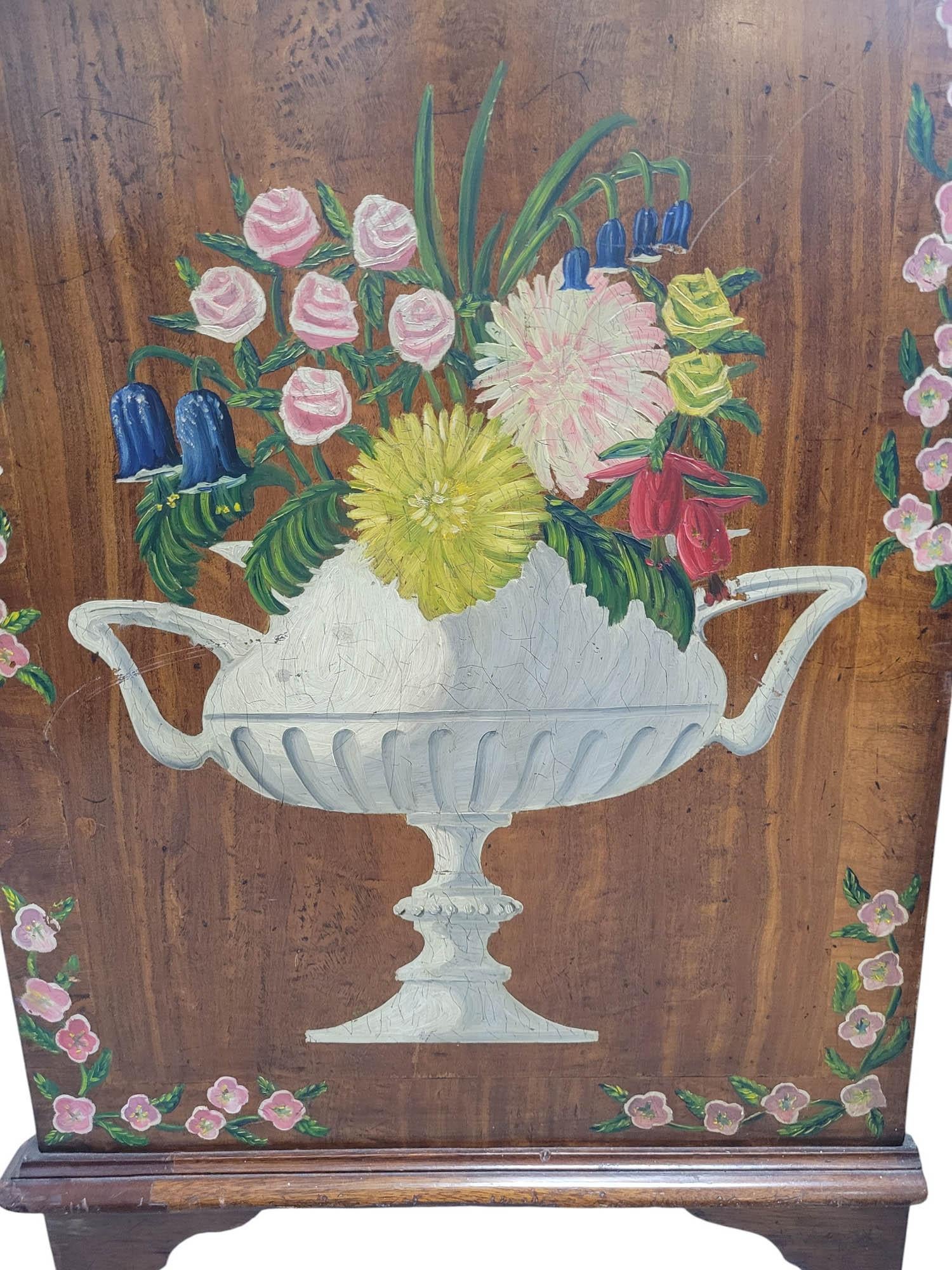 Commode/cassettiera in serpentino dipinta a mano della fine del XVIII-inizio del XIX secolo in vendita 9