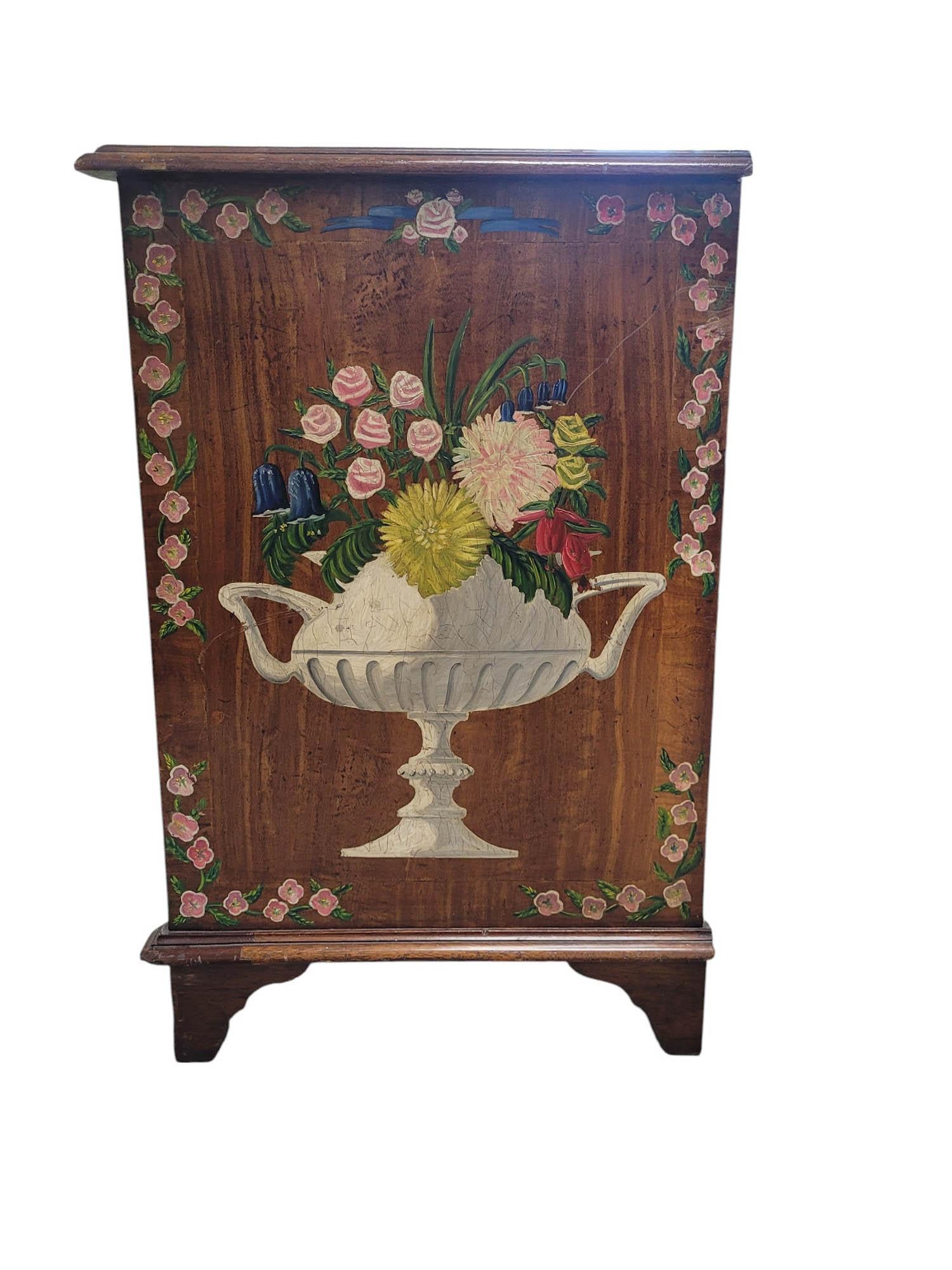 Commode/cassettiera in serpentino dipinta a mano della fine del XVIII-inizio del XIX secolo in vendita 10
