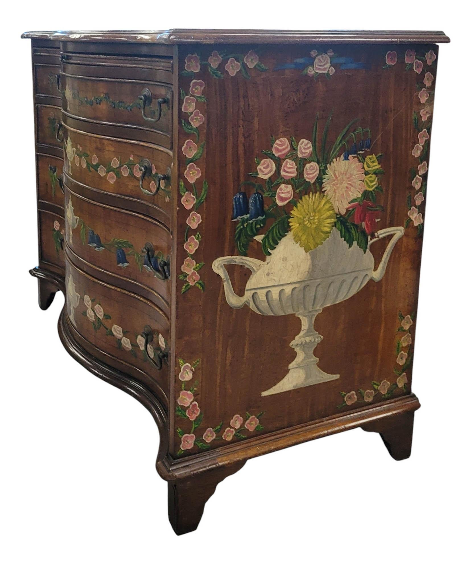 Commode/cassettiera in serpentino dipinta a mano della fine del XVIII-inizio del XIX secolo in vendita 11