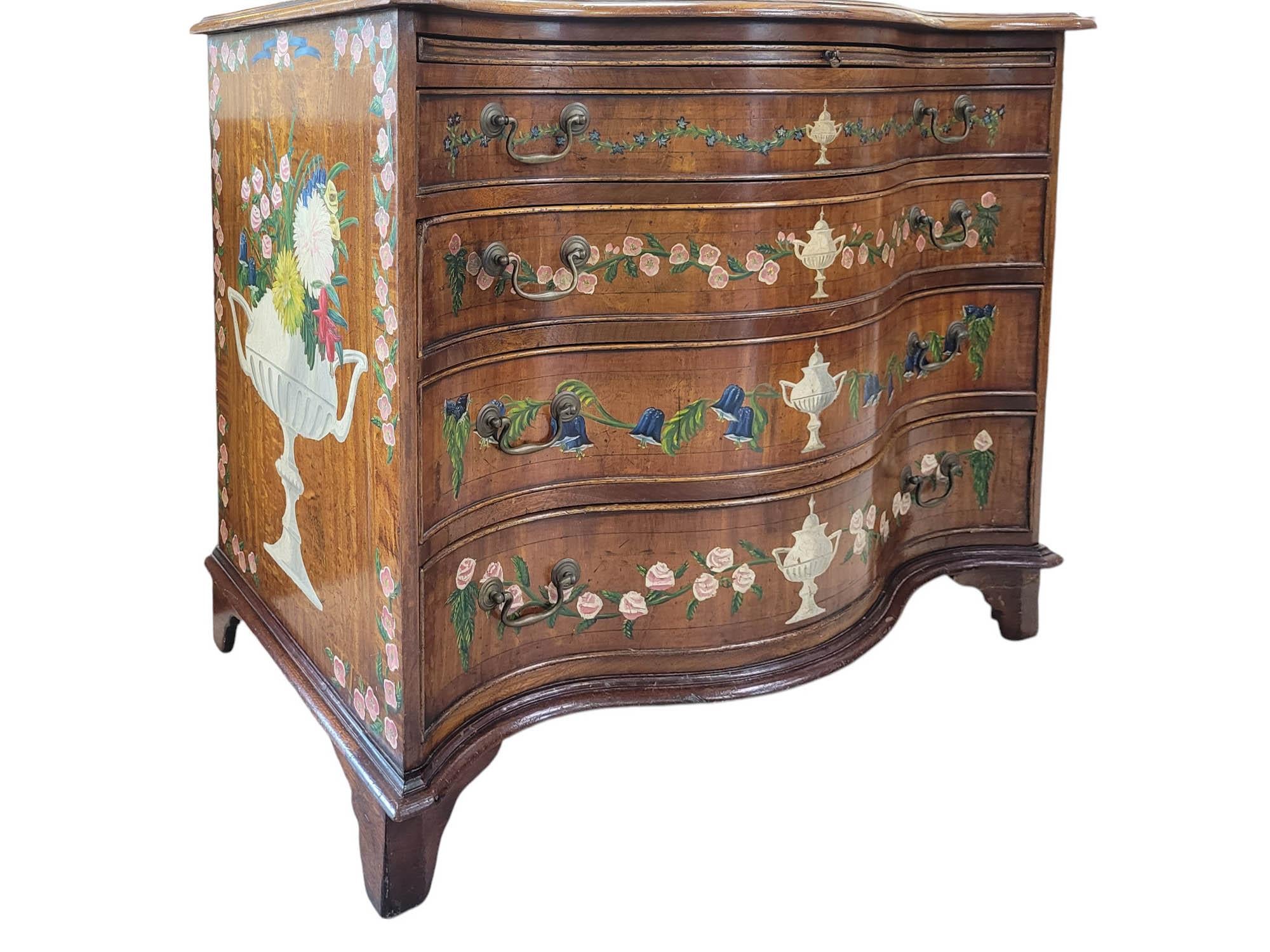 L'antica commode, risalente alla fine del XVIII e all'inizio del XIX secolo, è un ottimo esempio di artigianato d'epoca e di arte decorativa. È caratterizzato da un elegante frontale a serpentina, una forma che si incurva con grazia verso l'esterno