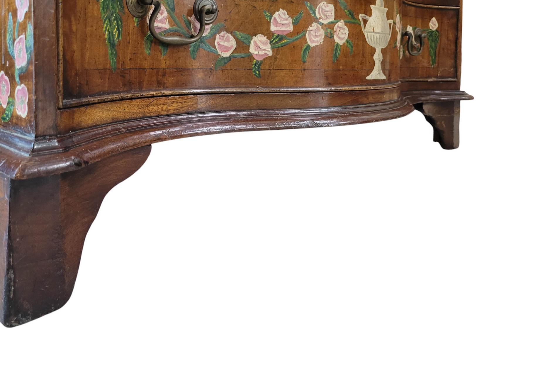 Commode/cassettiera in serpentino dipinta a mano della fine del XVIII-inizio del XIX secolo in vendita 12