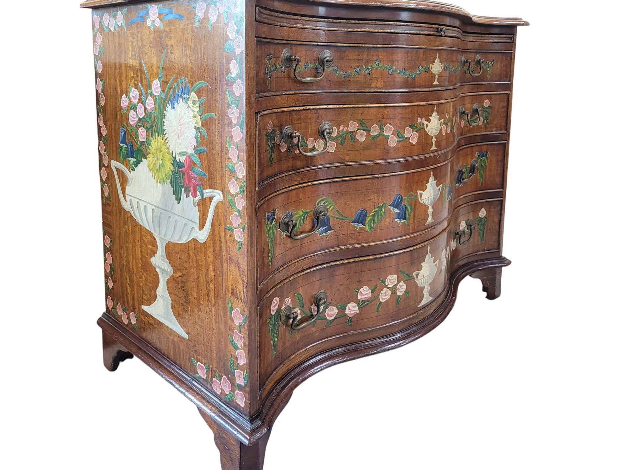 Rococò Commode/cassettiera in serpentino dipinta a mano della fine del XVIII-inizio del XIX secolo in vendita