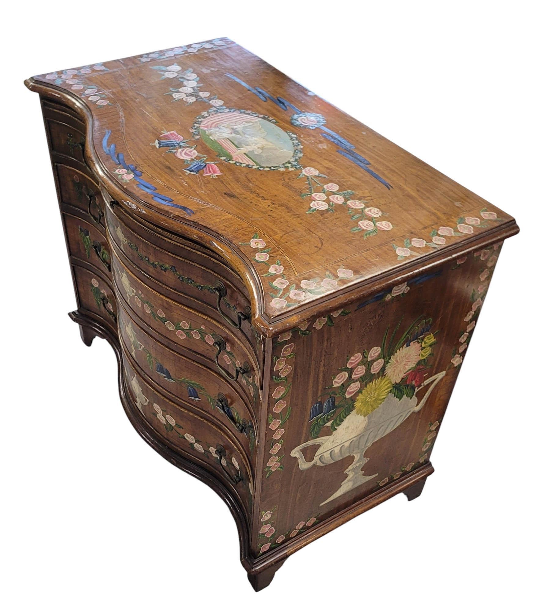 Francese Commode/cassettiera in serpentino dipinta a mano della fine del XVIII-inizio del XIX secolo in vendita